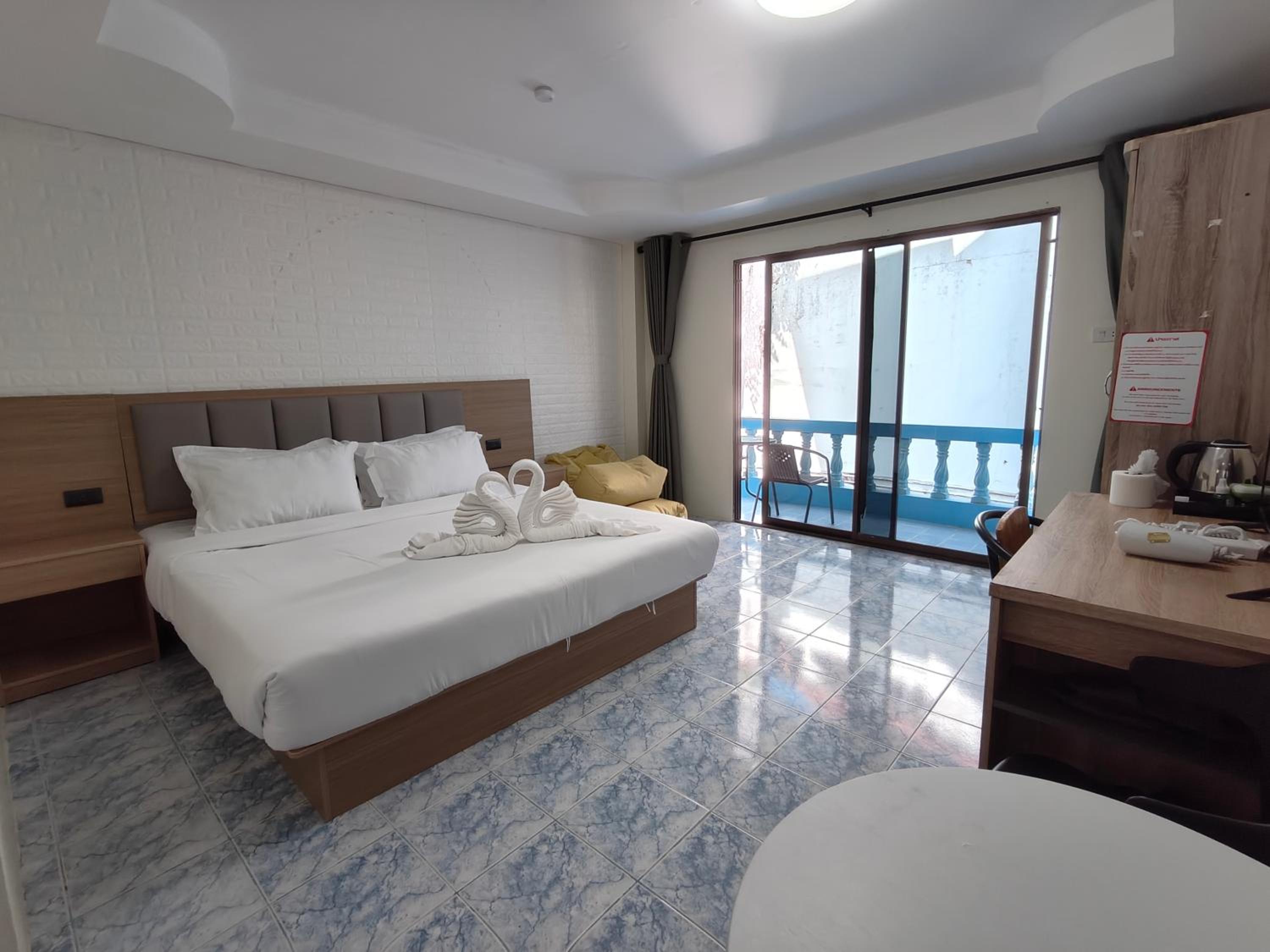 Queen Room with Balcony - Photo 7