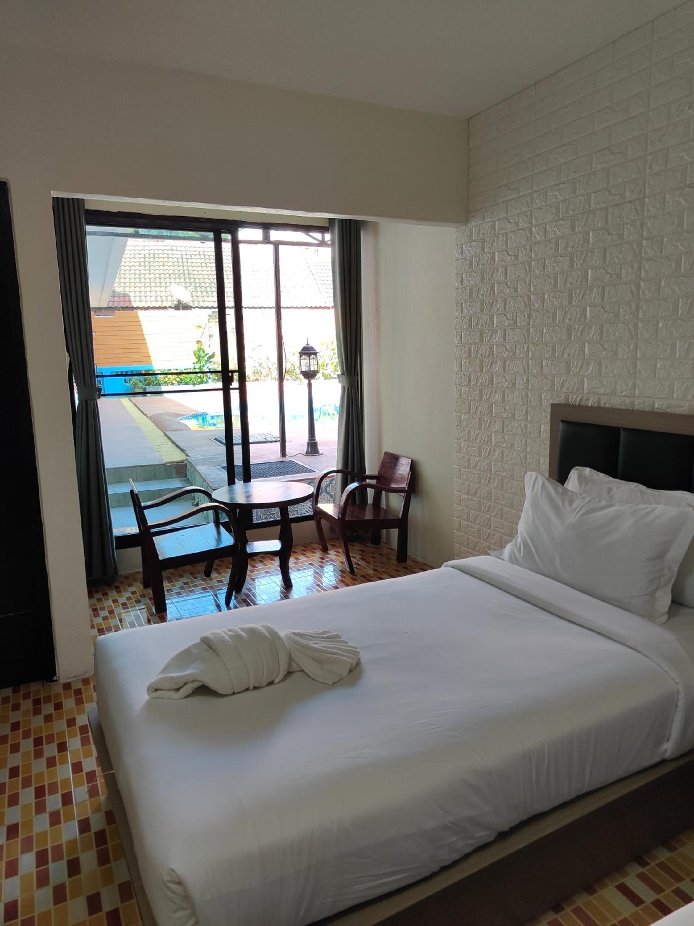 Triple Room with Pool View - Photo 5