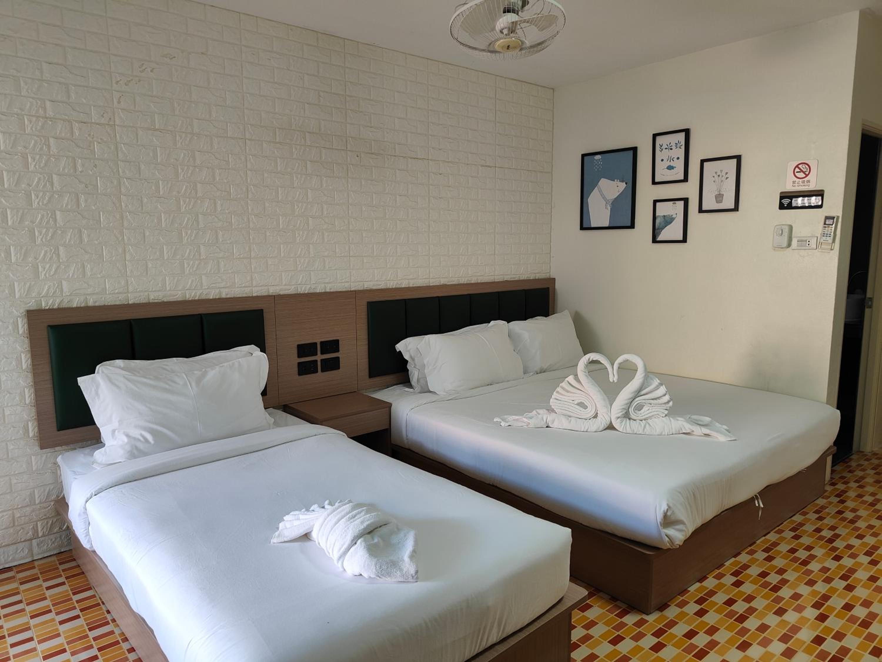 Triple Room with Pool View - Photo 6