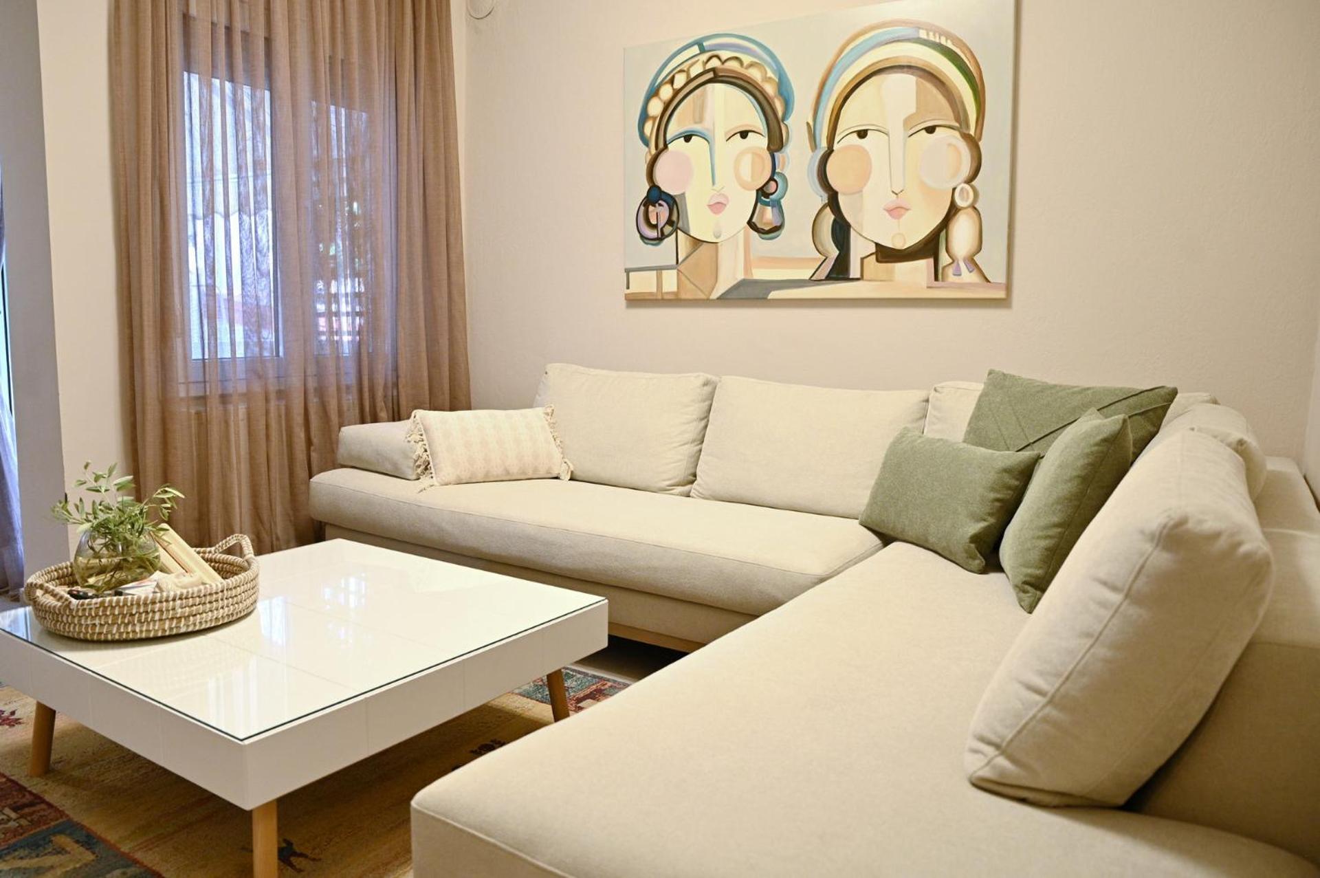 One-Bedroom Apartment photo 1