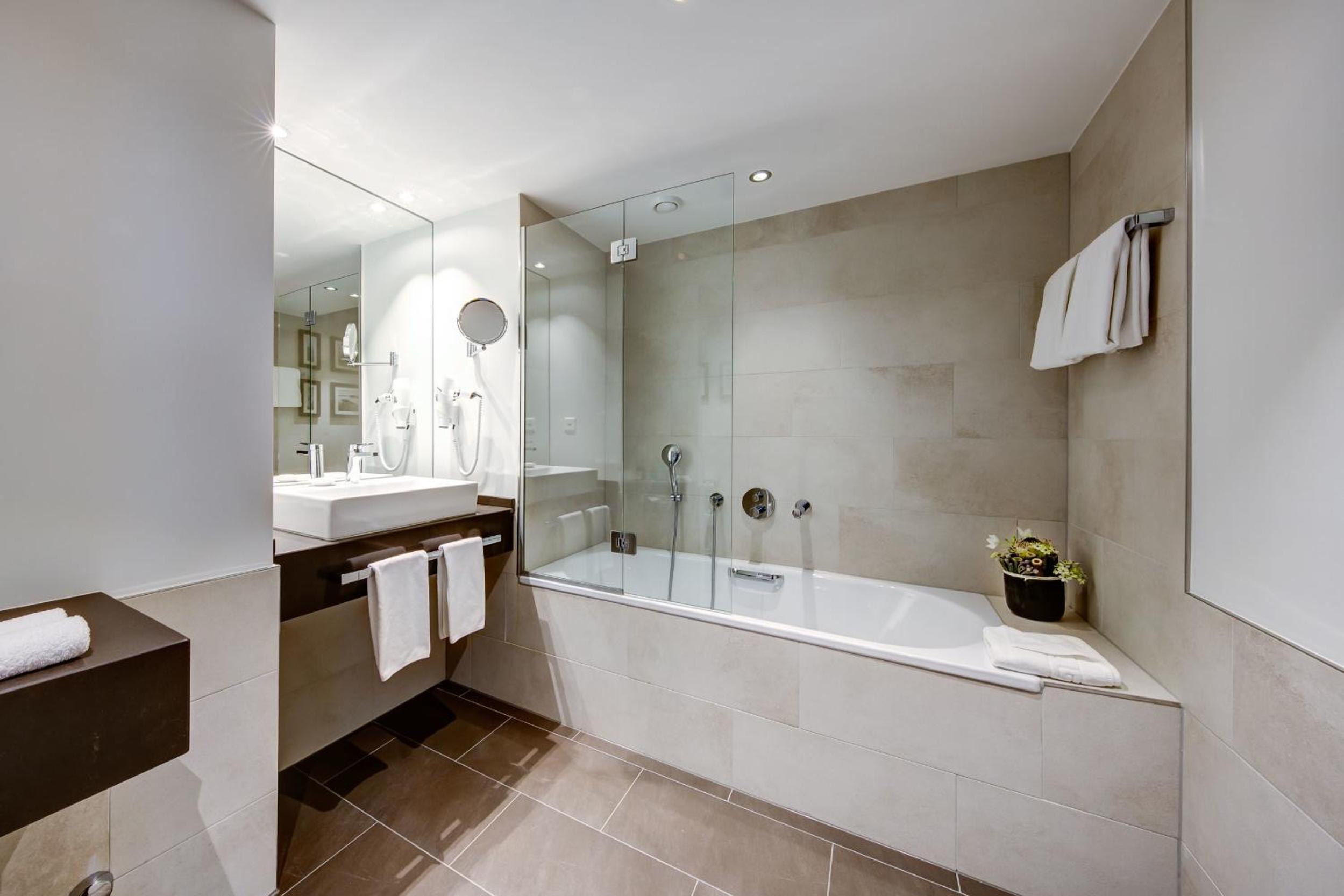 Superior Double Room with City View - Photo 4