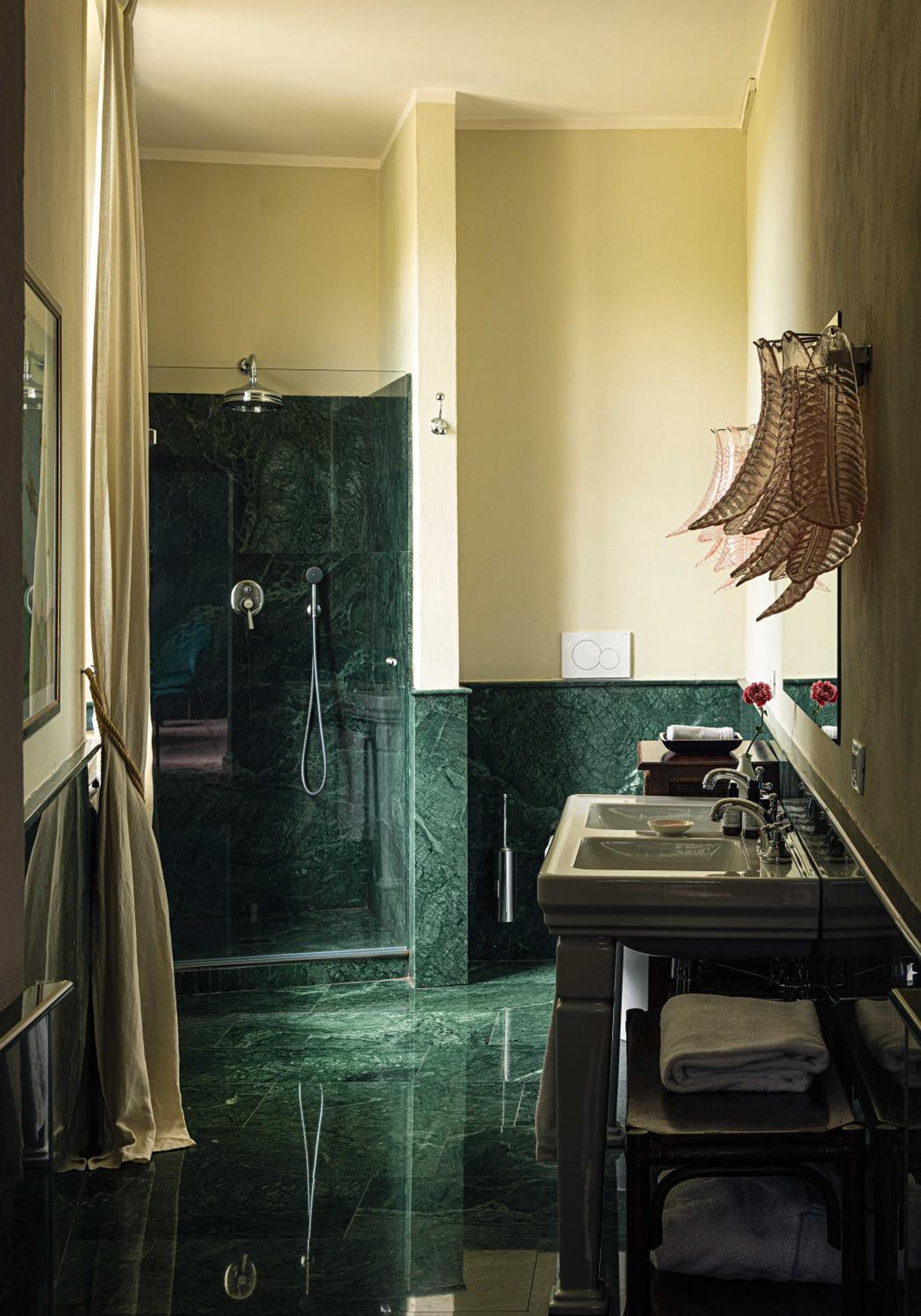 Deluxe Room - Photo 10