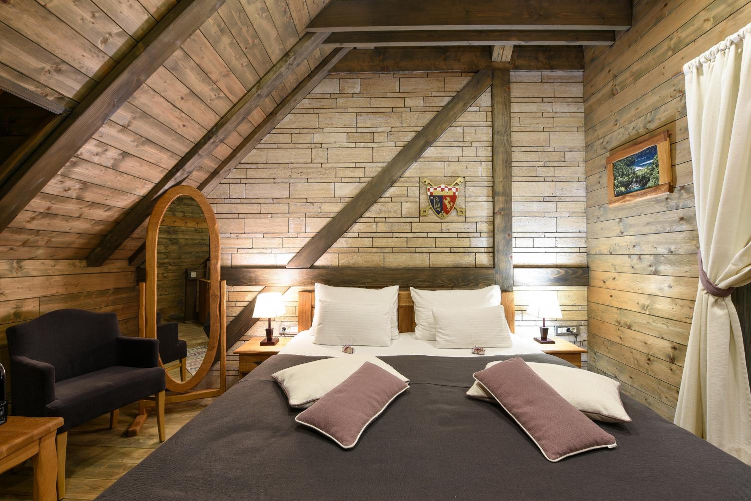 King Suite with Balcony - Photo 3
