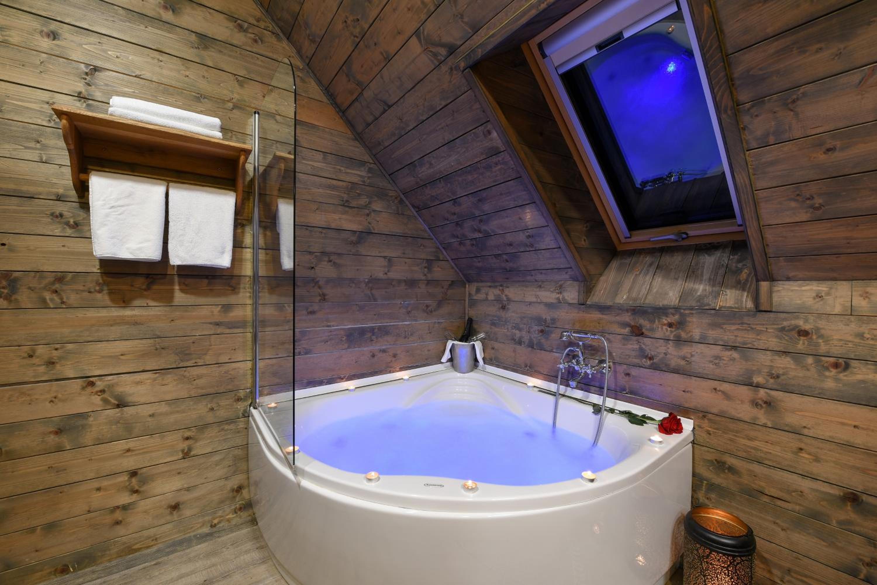 King Suite with Balcony - Photo 6