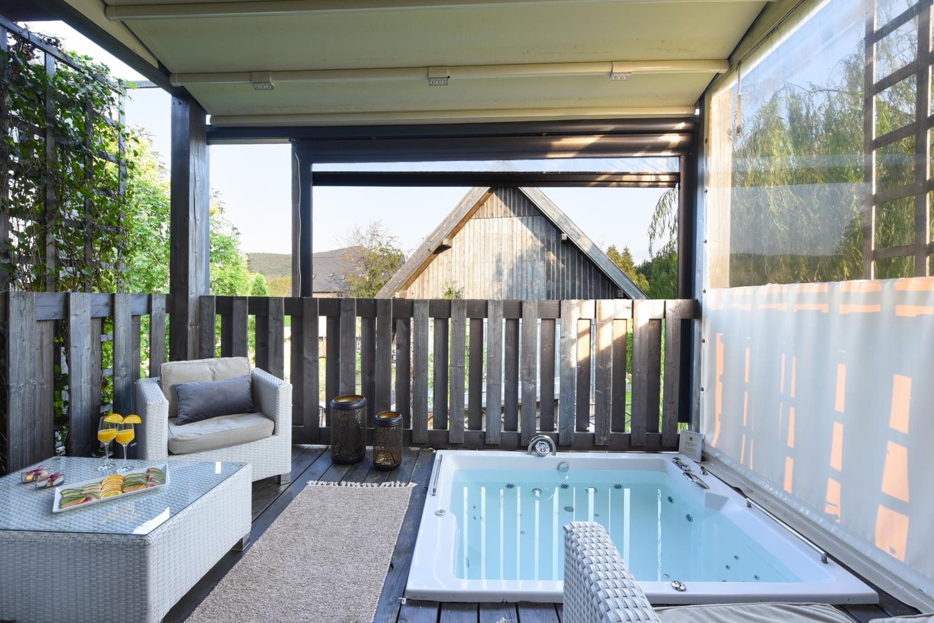 King Suite with Balcony - Photo 5