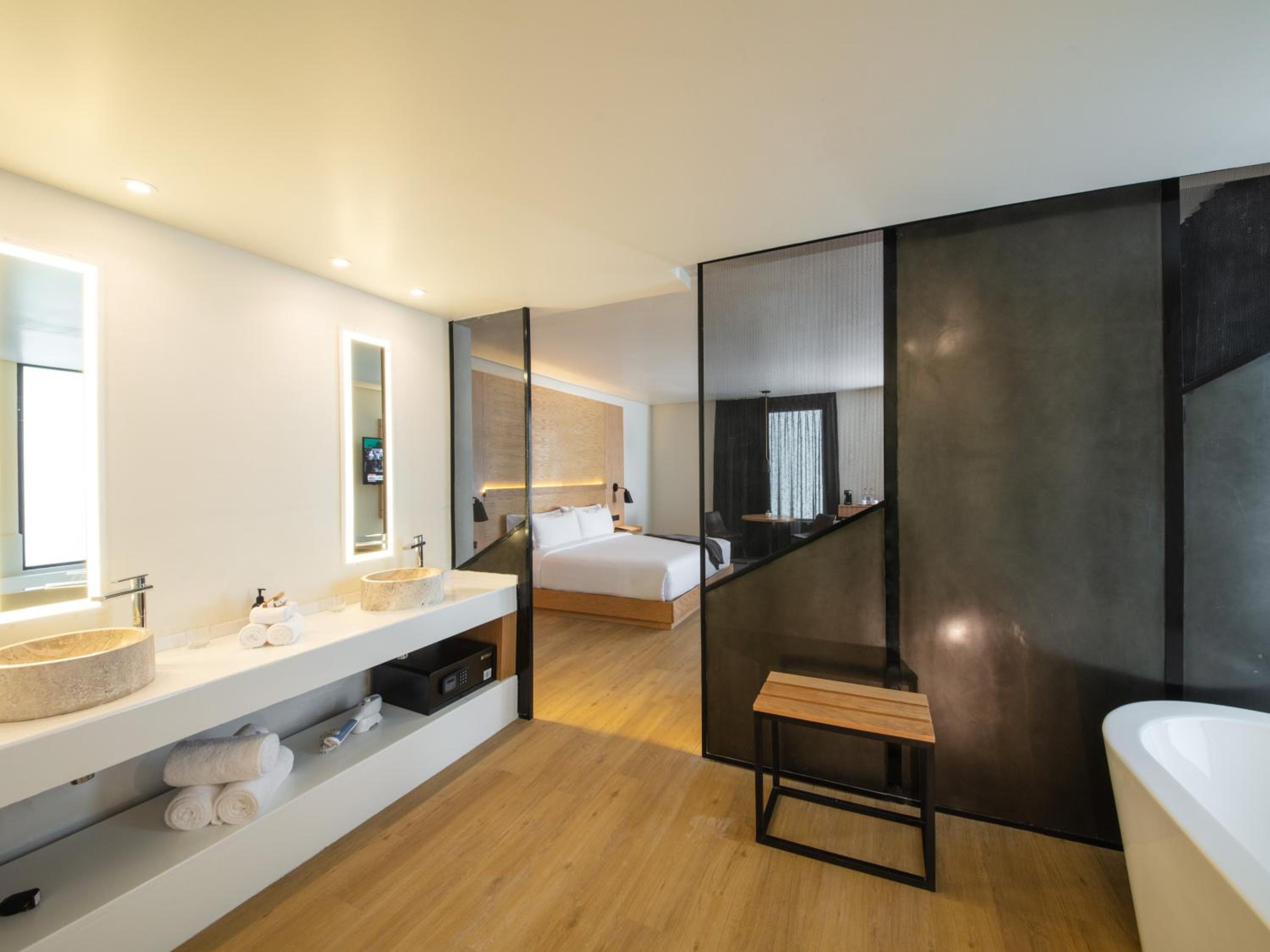 King Suite - Photo 3