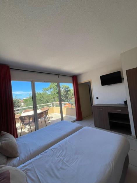 Superior Family Suite with Terrace - Photo 3