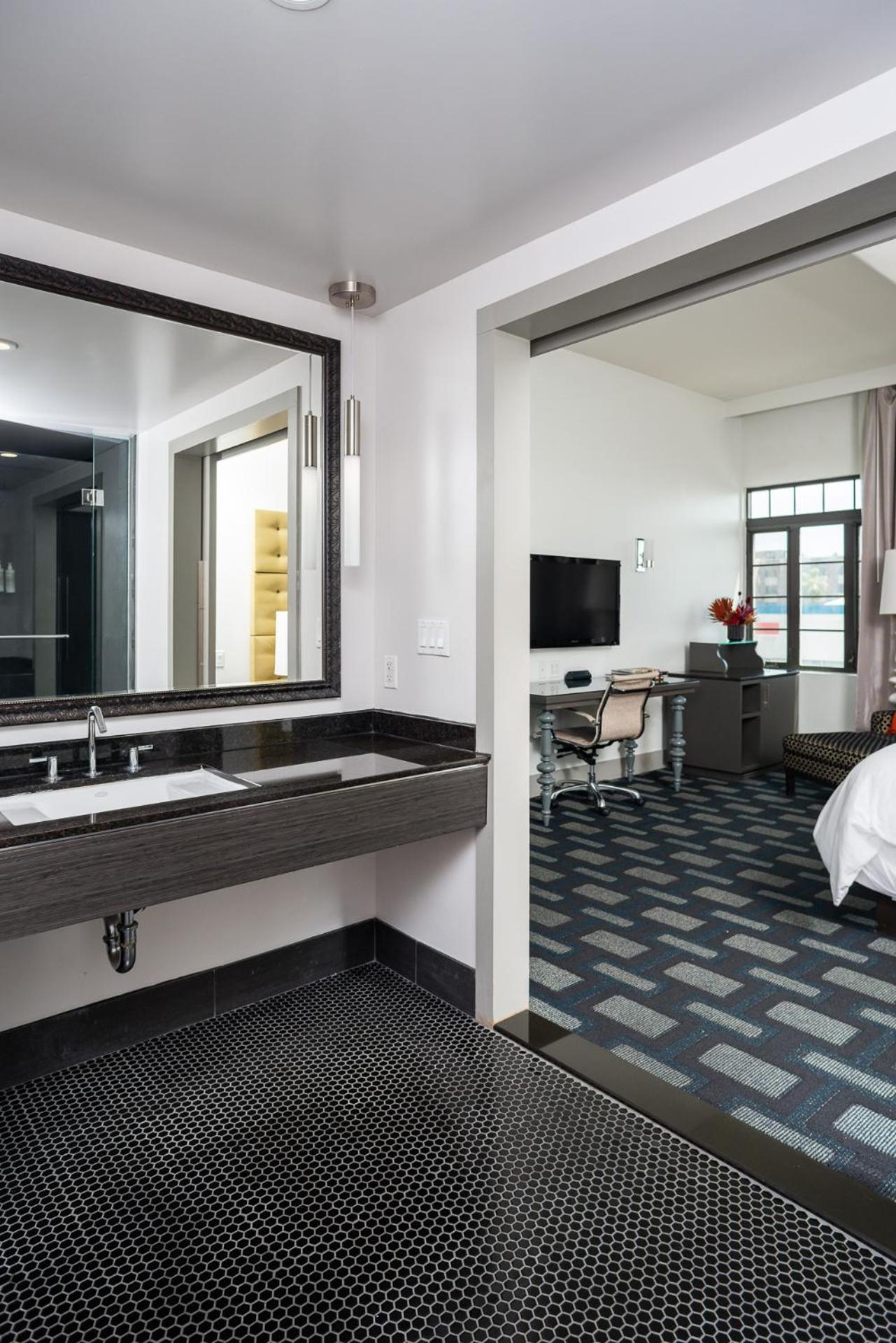 Deluxe King Room photo 2