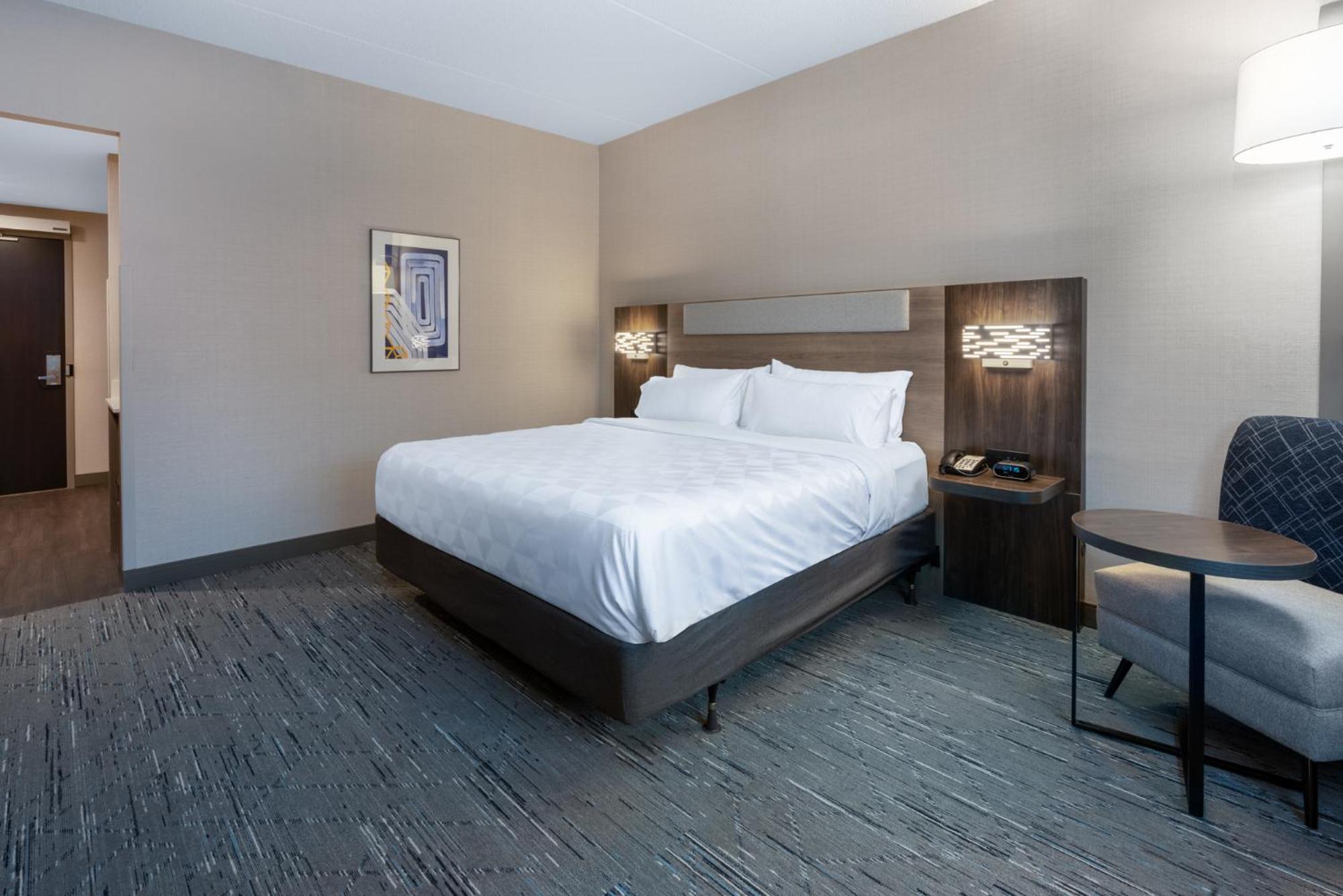 Standard King Room with Mobility Accessible Roll-In Shower - Photo 2