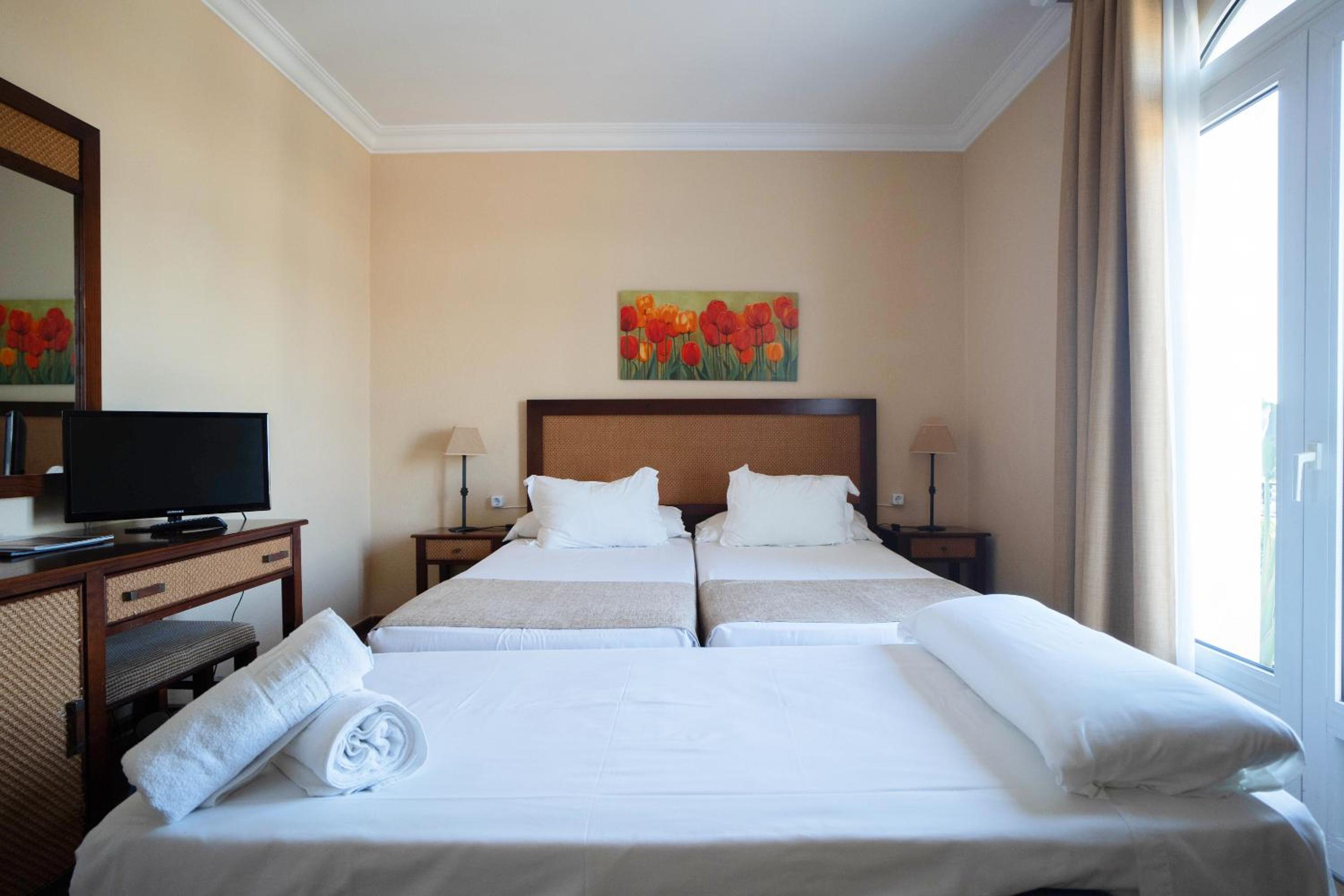 Twin Room with Extra Bed photo 2