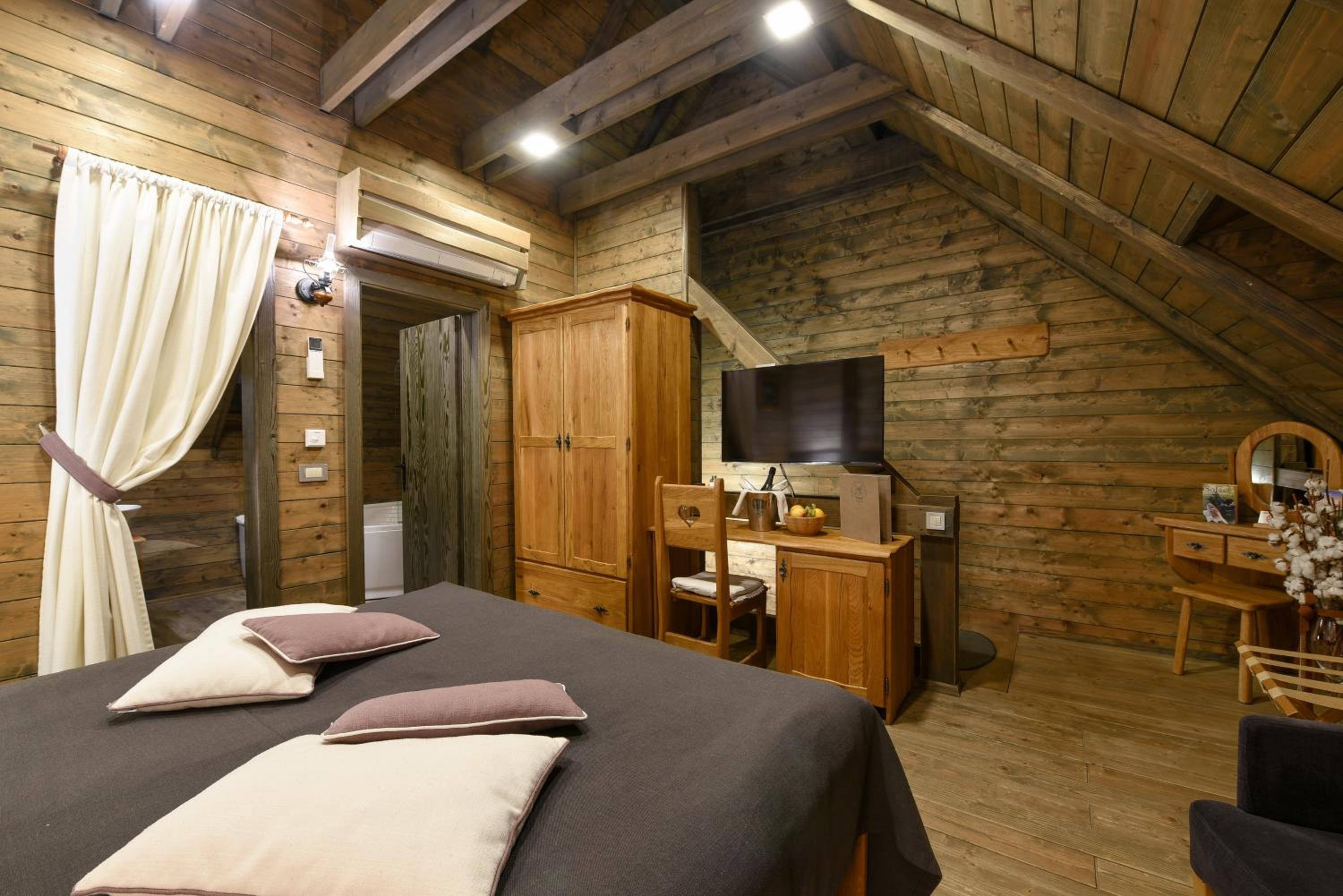 Double Room with Spa Bath - Photo 7
