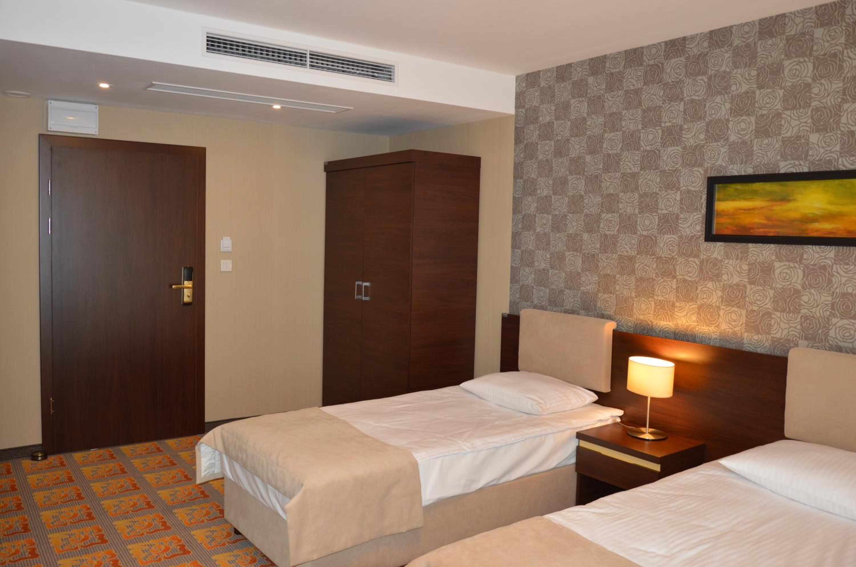Standard Twin Room - Photo 4