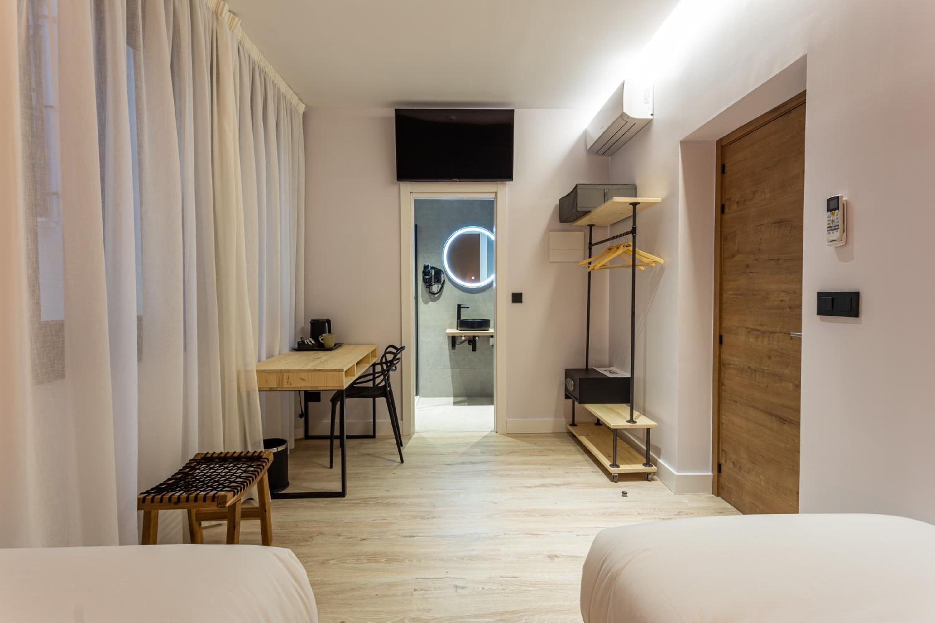 Standard Twin Room - Photo 8