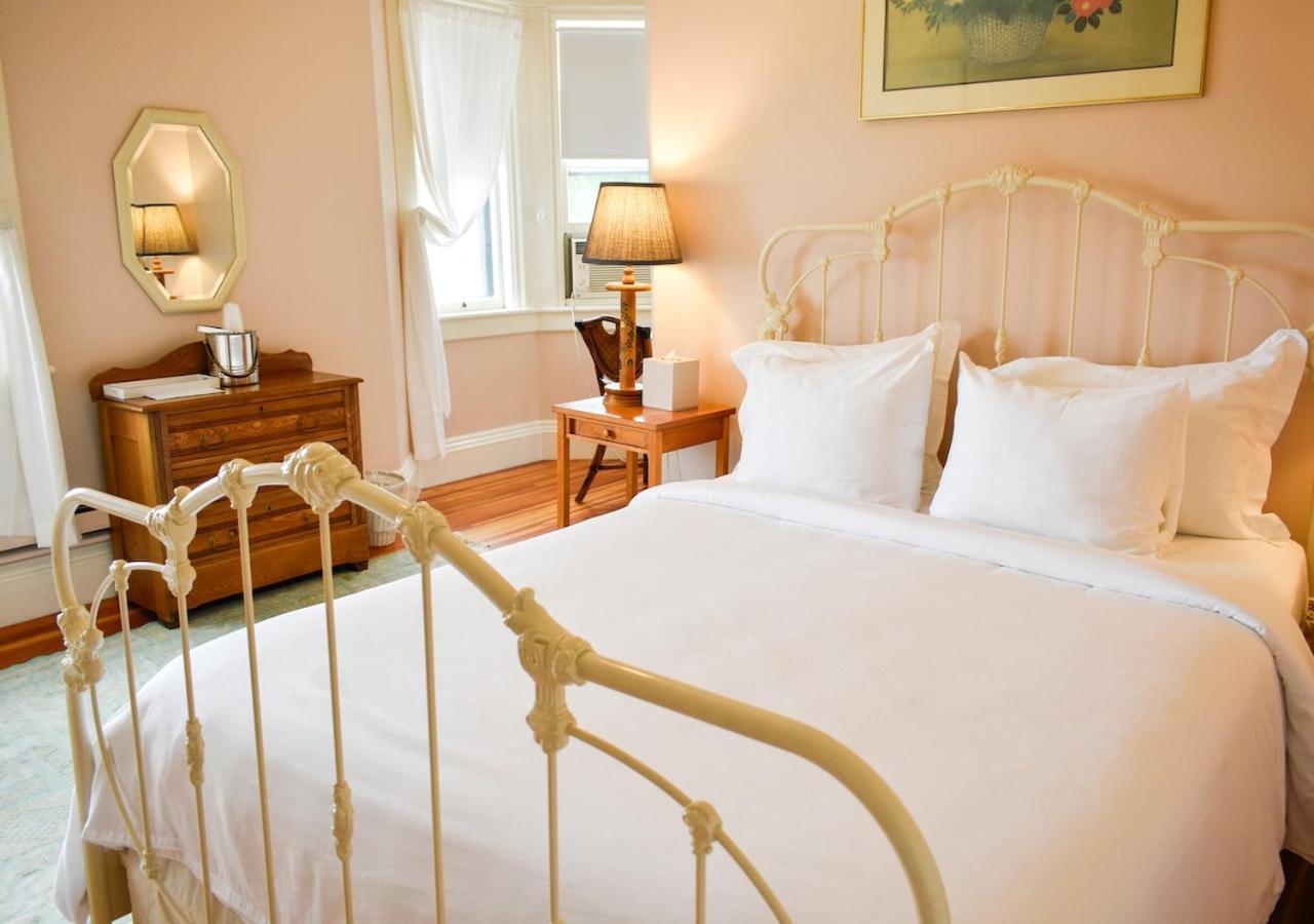 Dogwood Room, Queen Bed & Mountain View photo 1