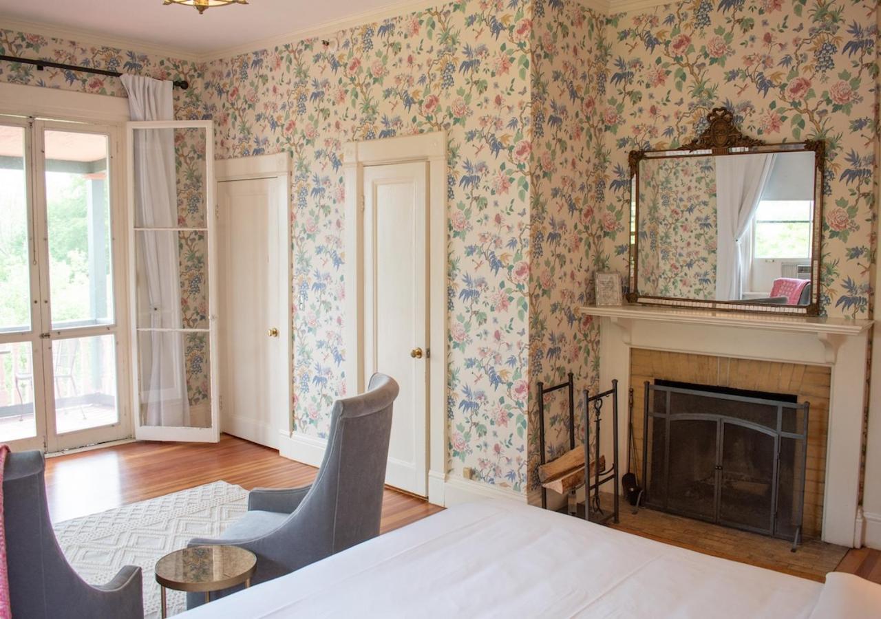 Orchard Room, Queen Bed, Mountain View & Fireplace photo 1