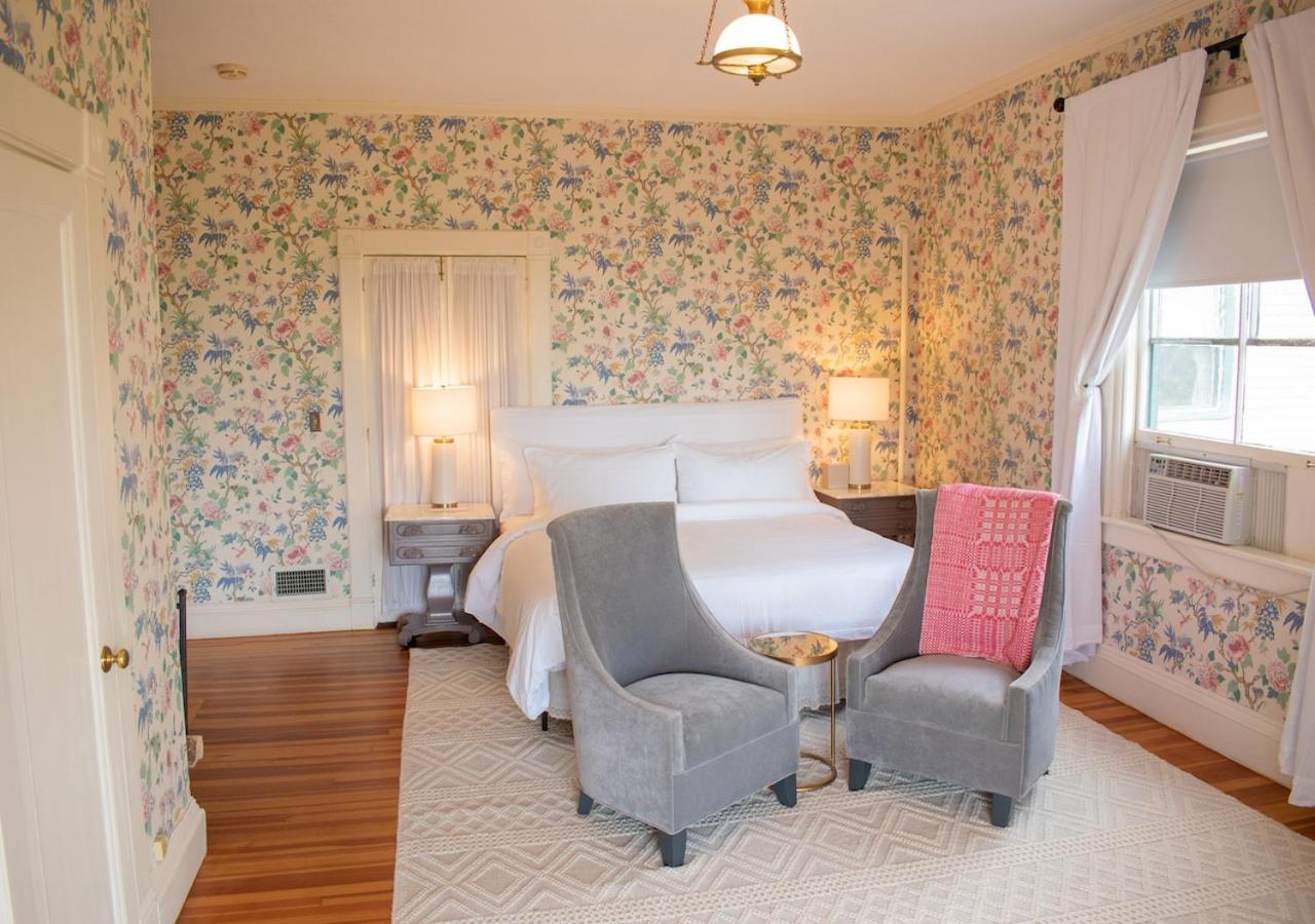 Orchard Room, Queen Bed, Mountain View & Fireplace photo 3