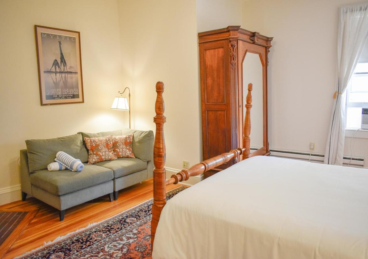  Richmond Room, Queen Bed & Fireplace photo 1