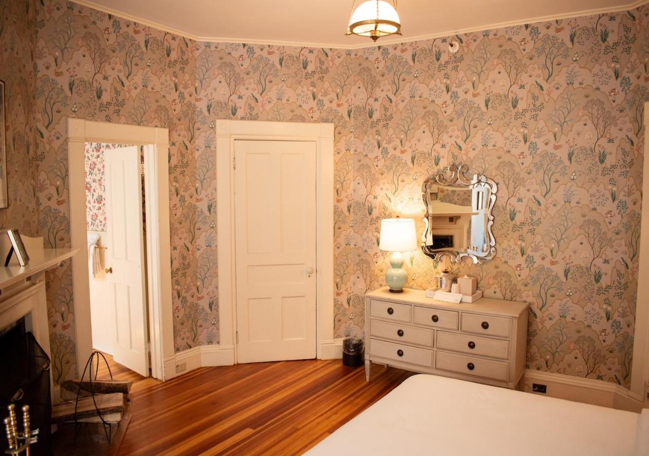Astalula Room, King Bed, Fireplace & Windowseat photo 1