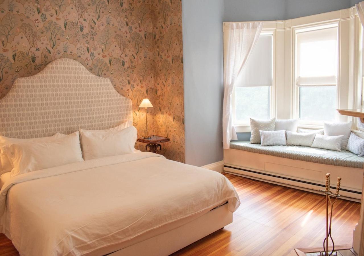 Astalula Room, King Bed, Fireplace & Windowseat photo 3