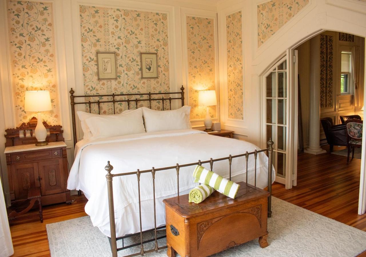 Bristed Suite, King Bed, Fireplace, Mountain View