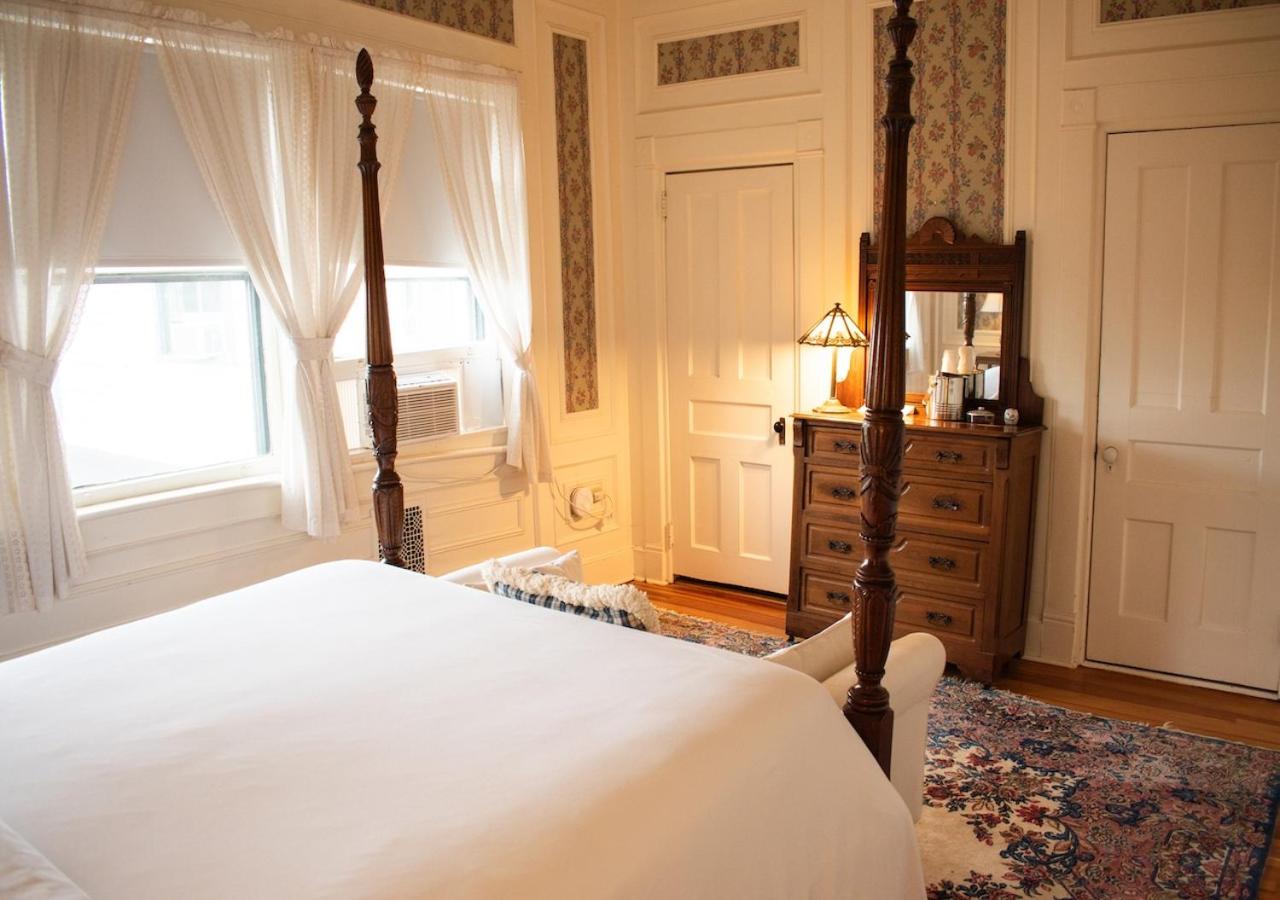 Shadowbrook Room, Queen Bed, Mountain View