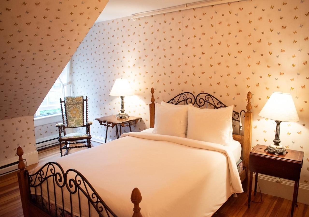 Alice’S Room, Queen Bed, Private Hall Bath