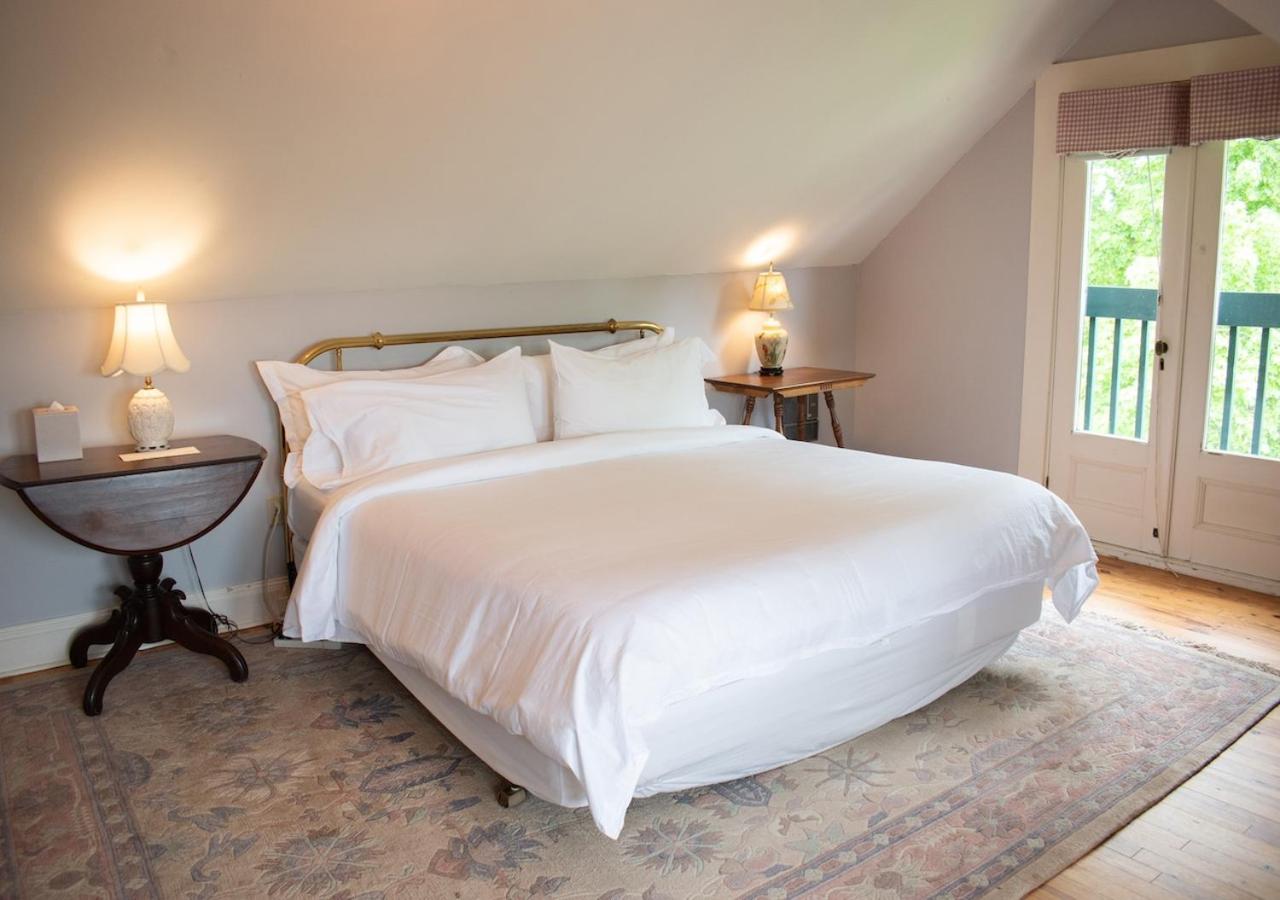 Avaloch Suite, 2 Rooms, King Bed, 2 Sofa Beds, Mountain View