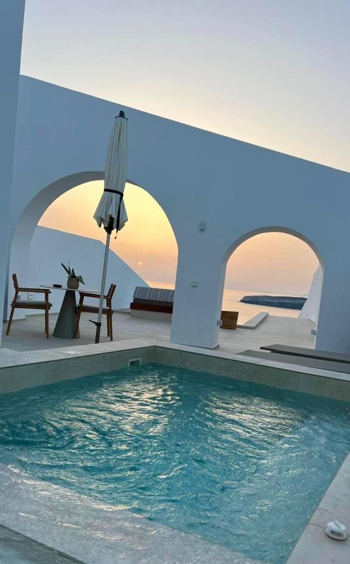 Deluxe Cliffside Suite with Private Infinity Pool & Heated Outdoor Jetted Tub - Caldera View photo 3