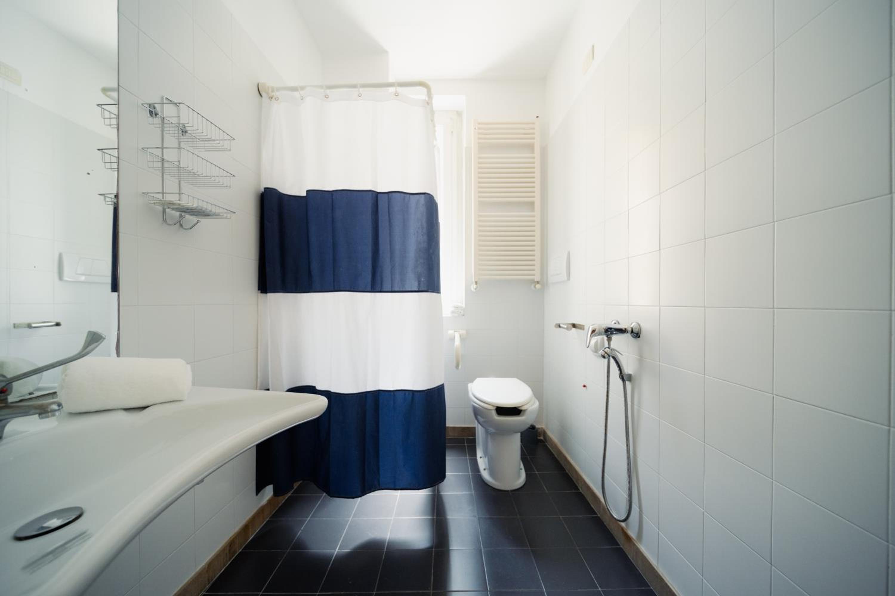 Queen Room - Disability Access photo 2