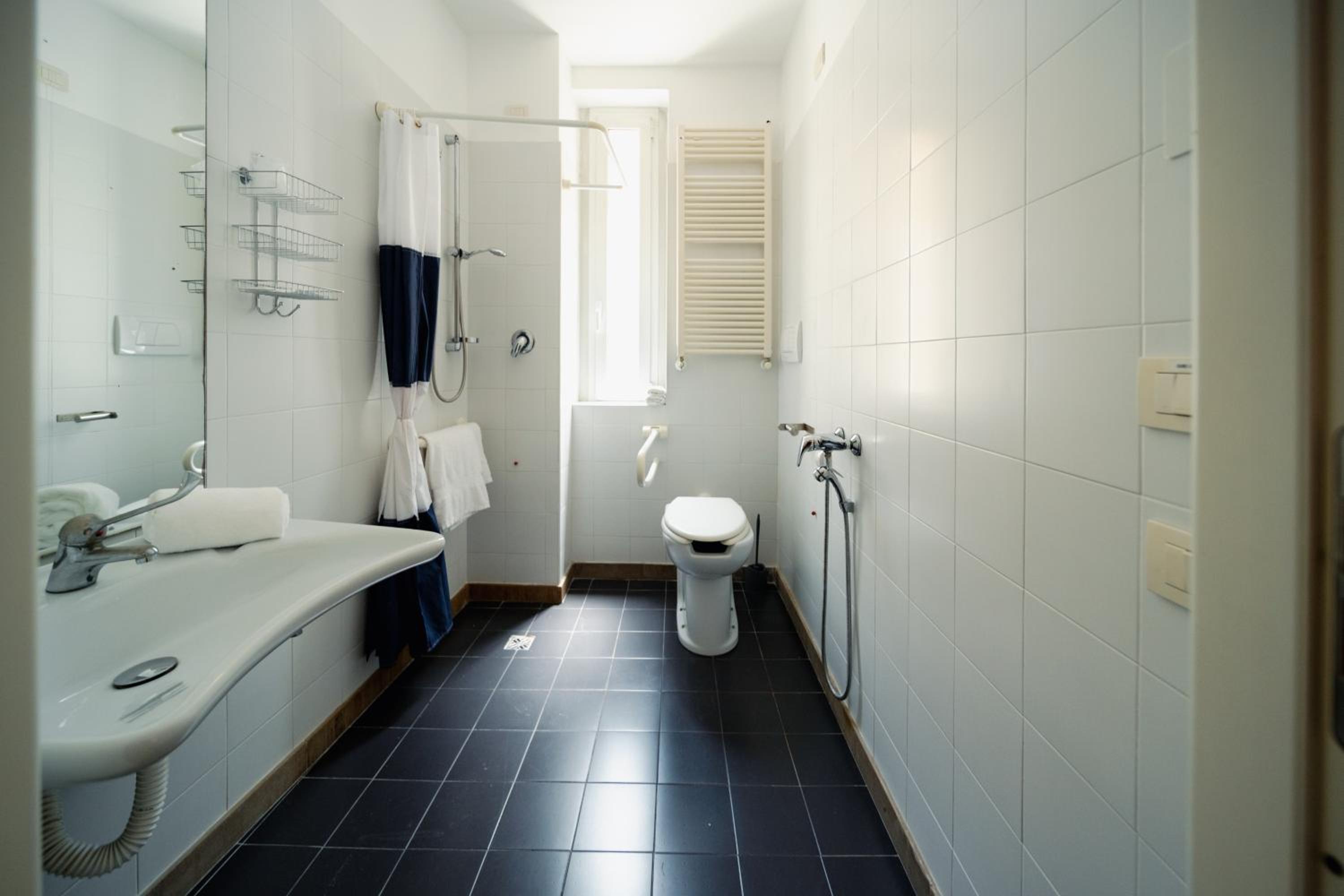 Queen Room - Disability Access photo 3