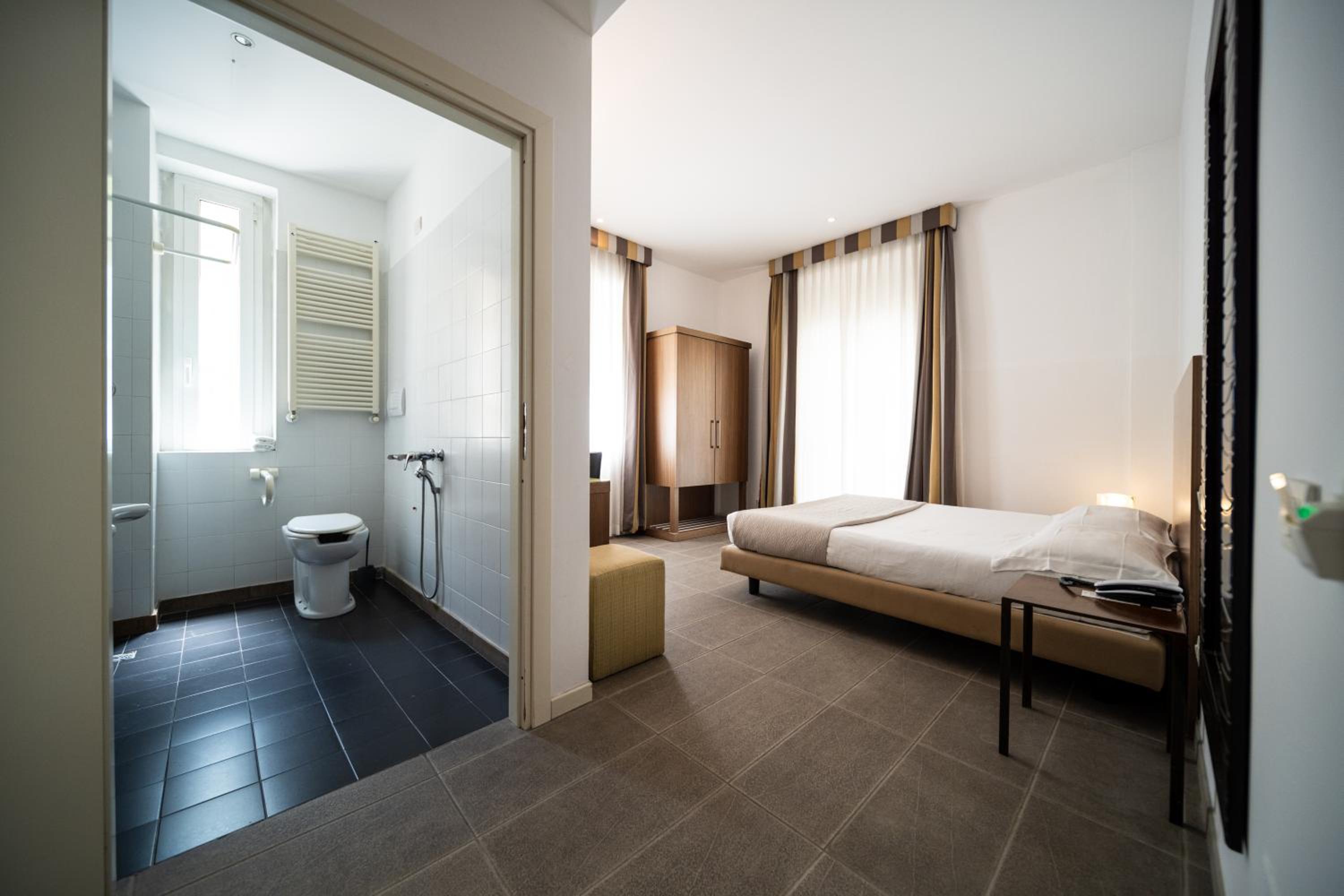 Queen Room - Disability Access photo 1