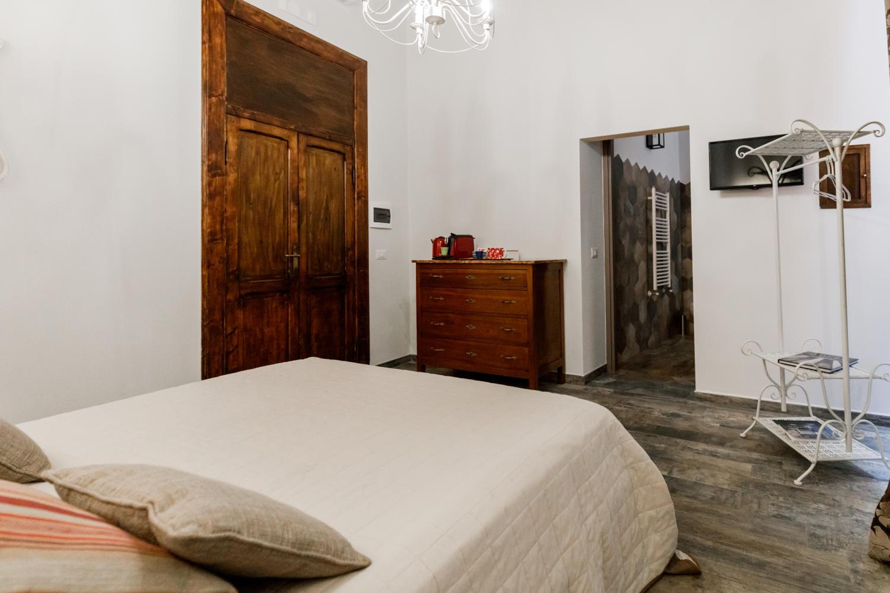 Standard Double Room - Photo 9
