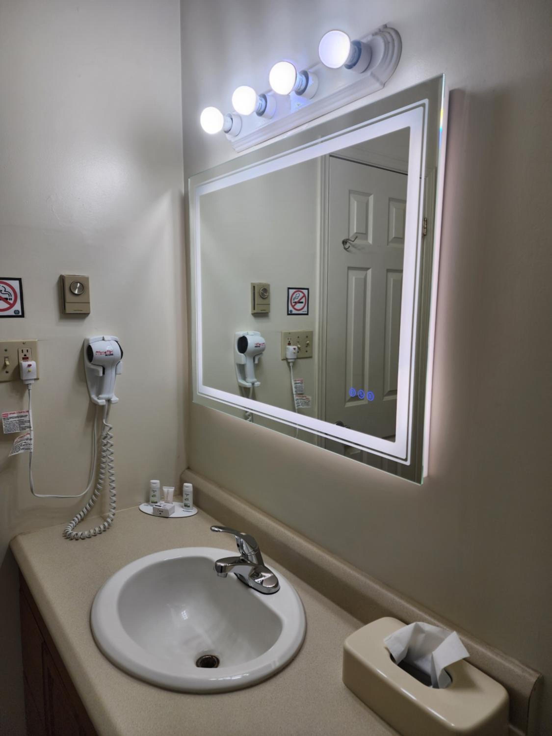 Double Room with Two Double Beds - Non-Smoking - Photo 2