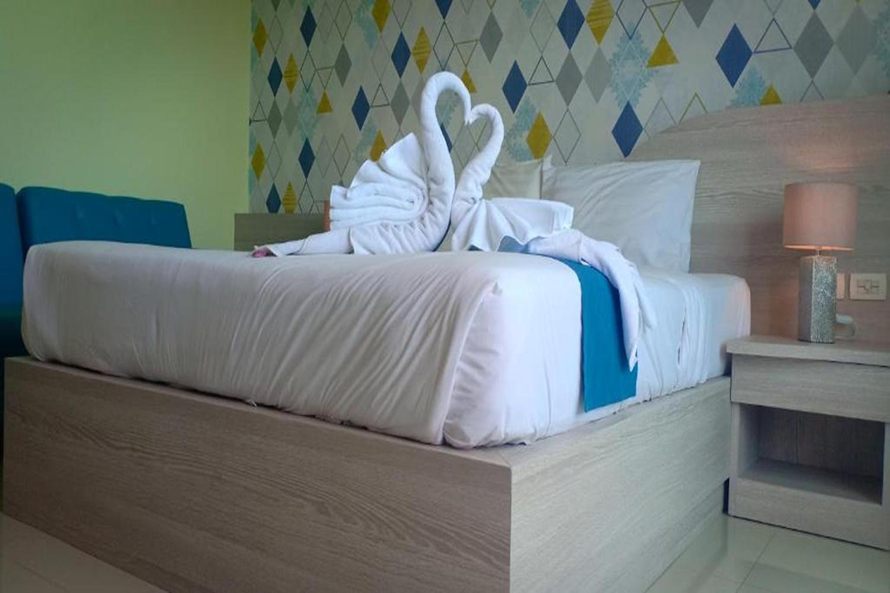 Deluxe Double Room with Balcony - Photo 5