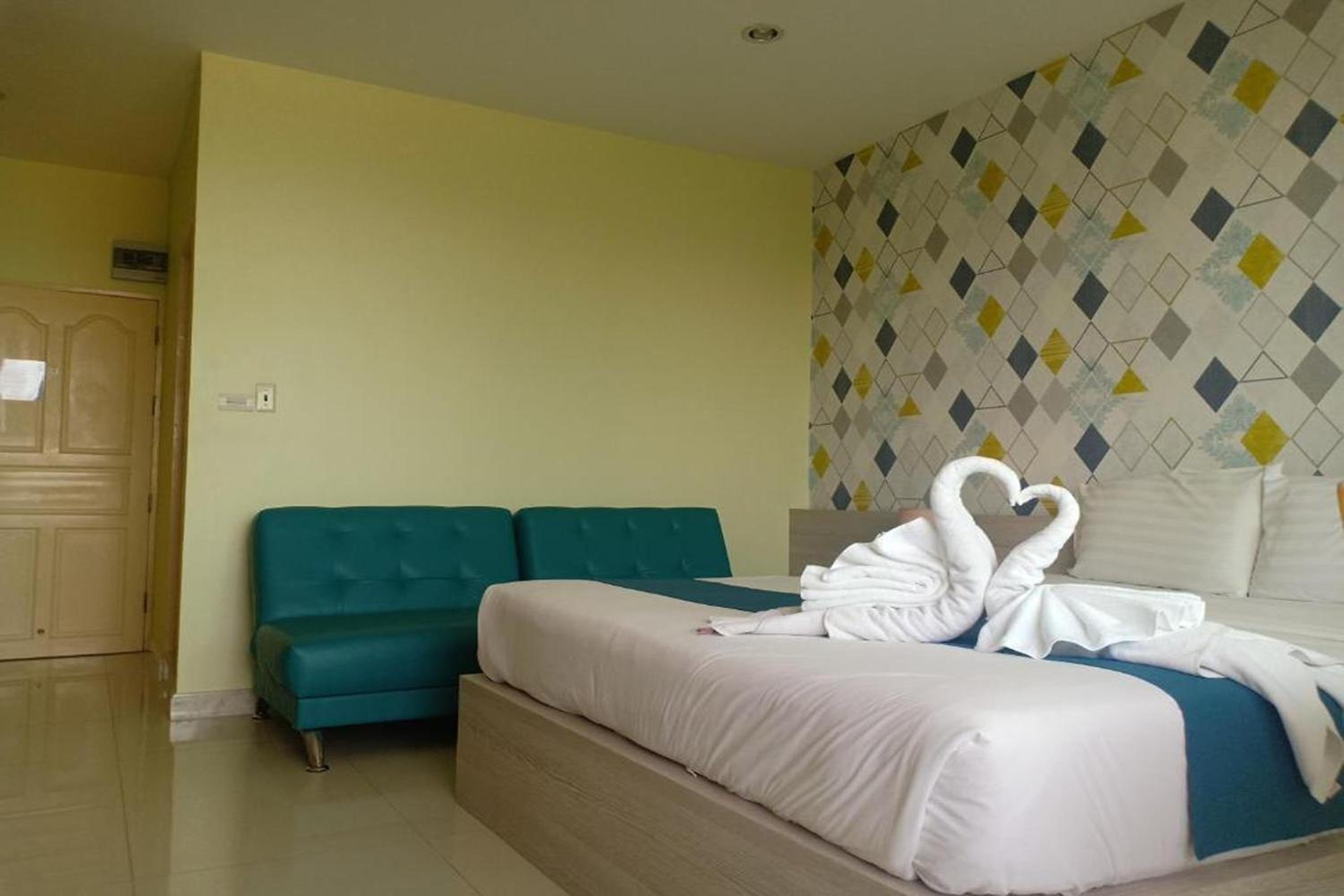 Deluxe Double Room with Balcony - Photo 16