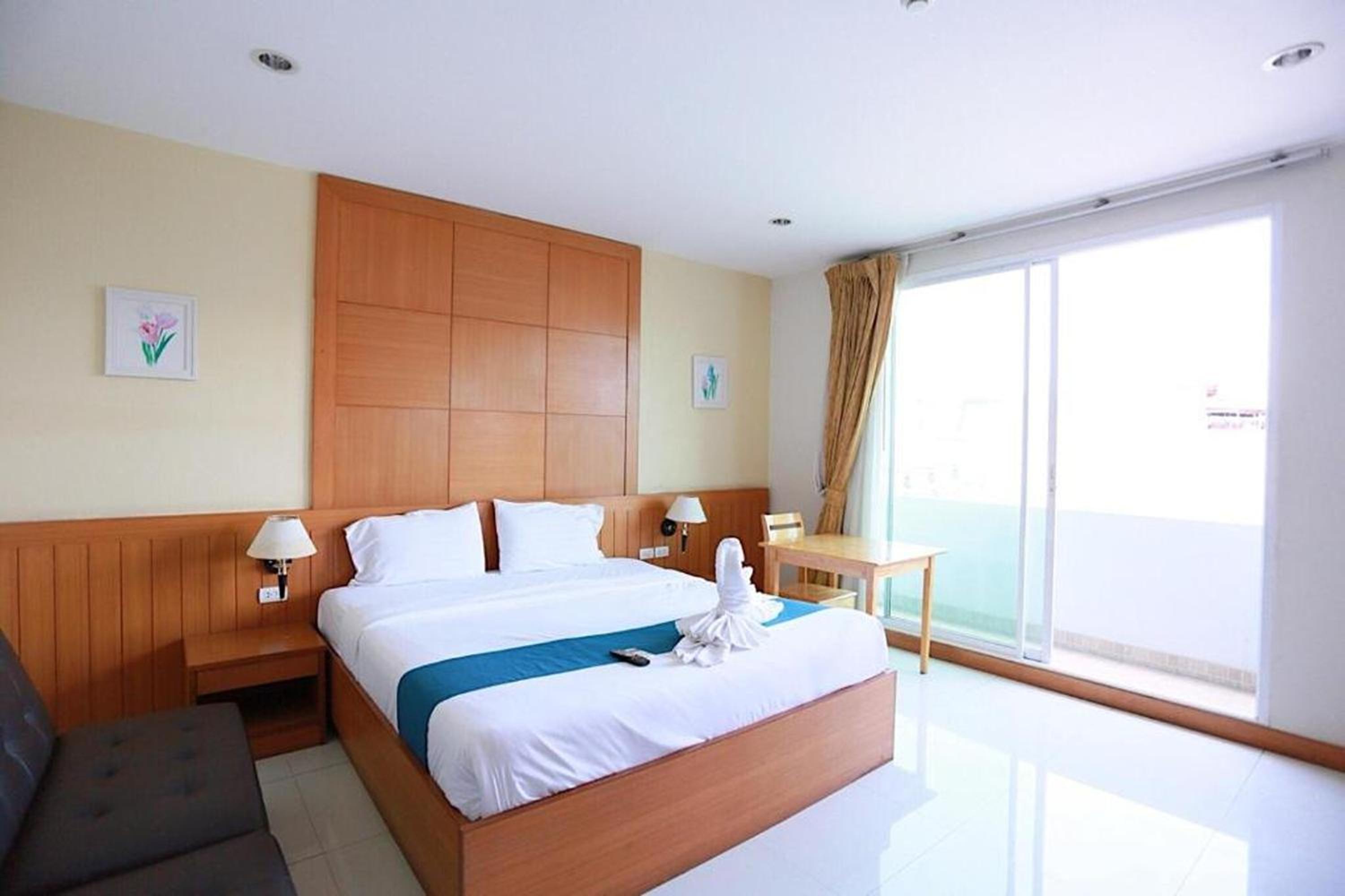 Deluxe Double Room with Balcony - Photo 12