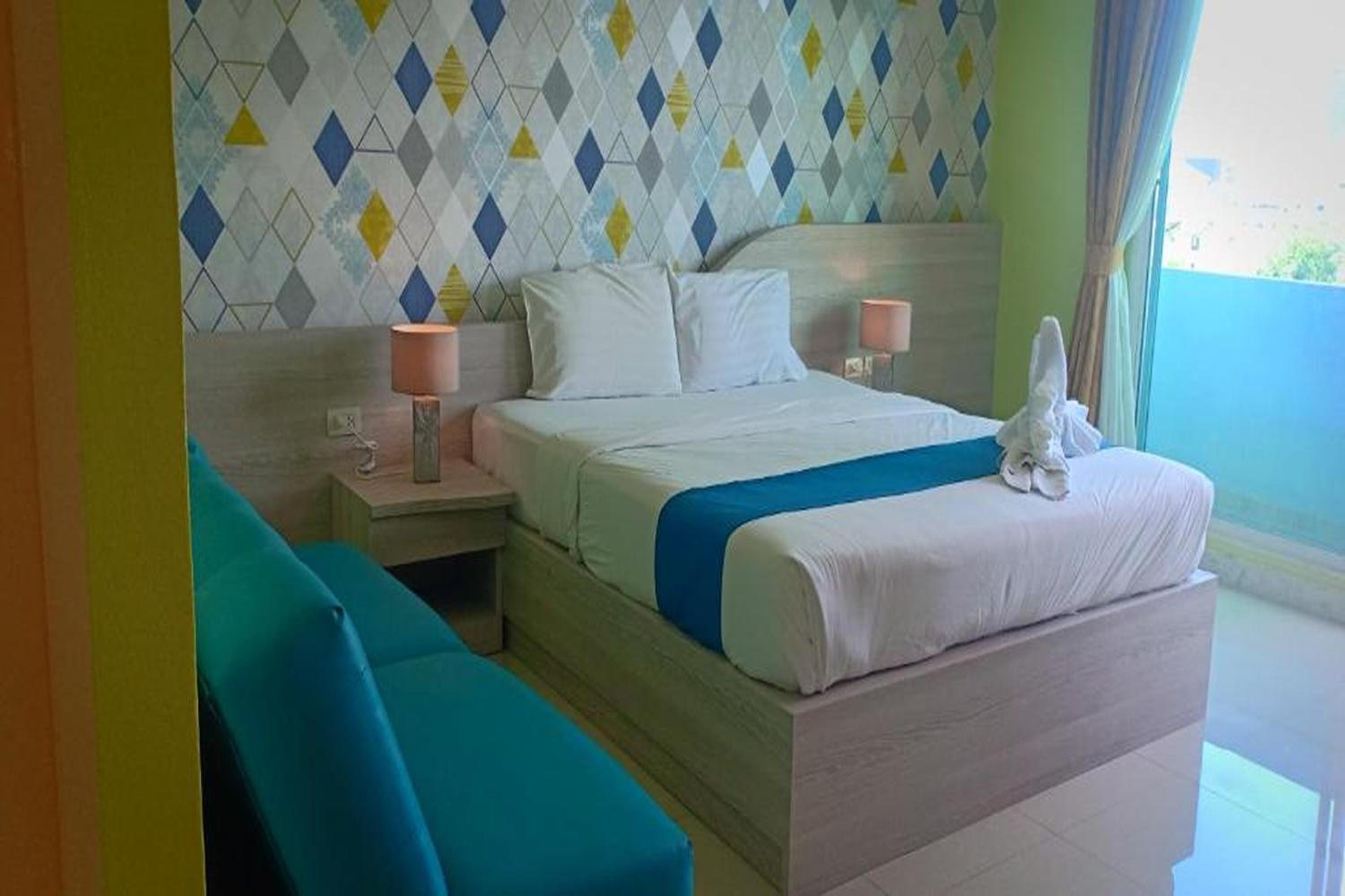 Deluxe Double Room with Balcony - Photo 13