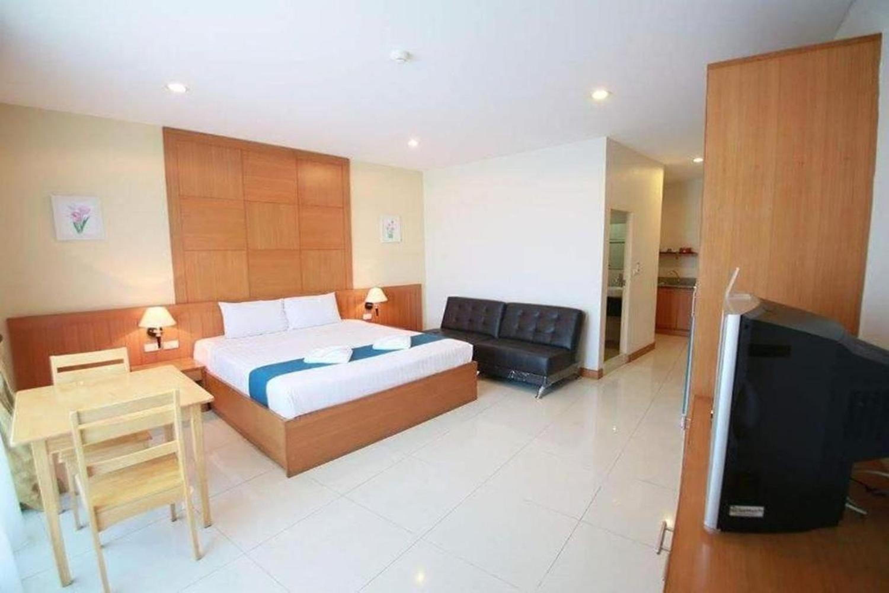 Deluxe Double Room with Balcony - Photo 15