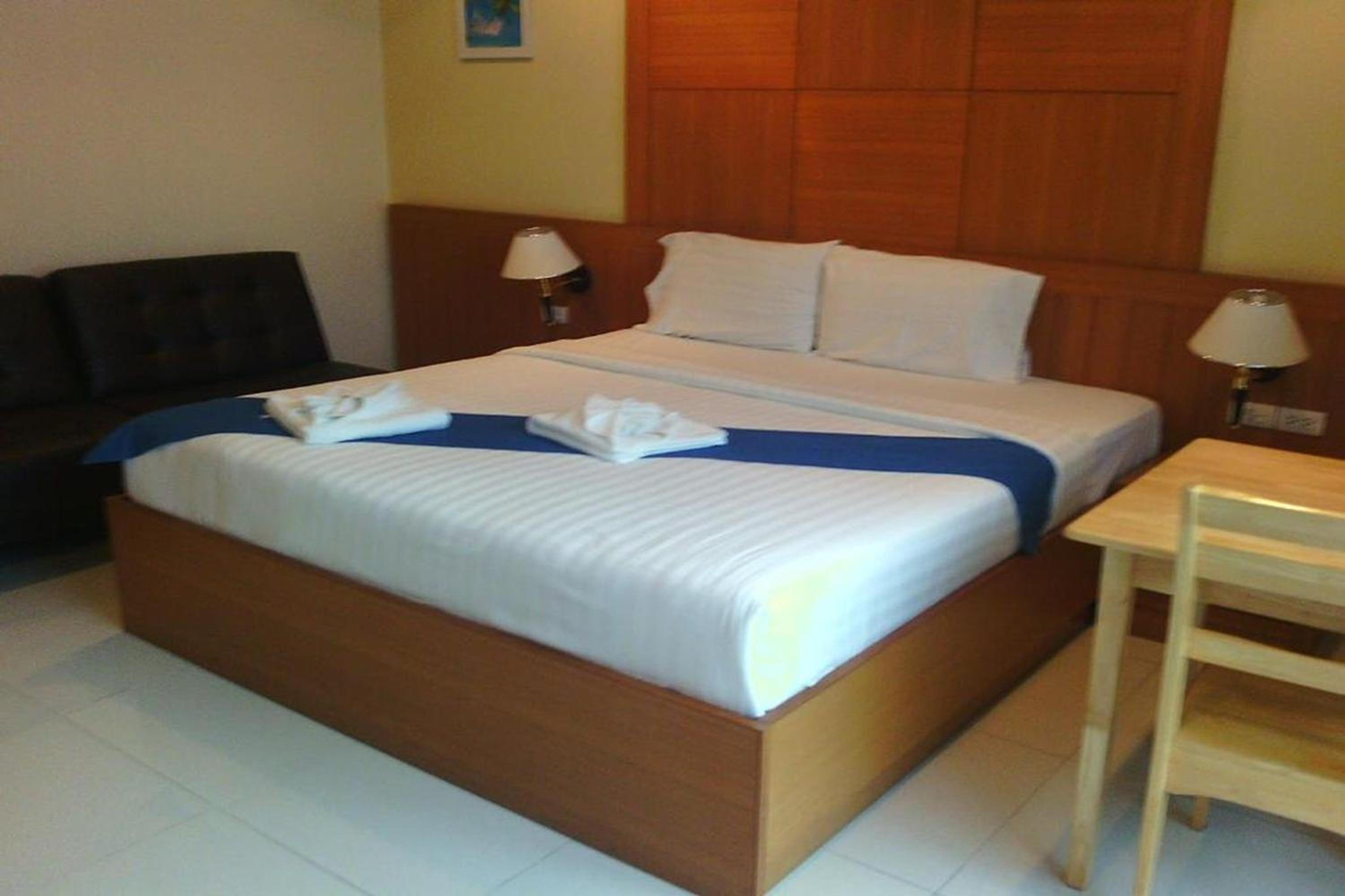 Deluxe Double Room with Balcony - Photo 19