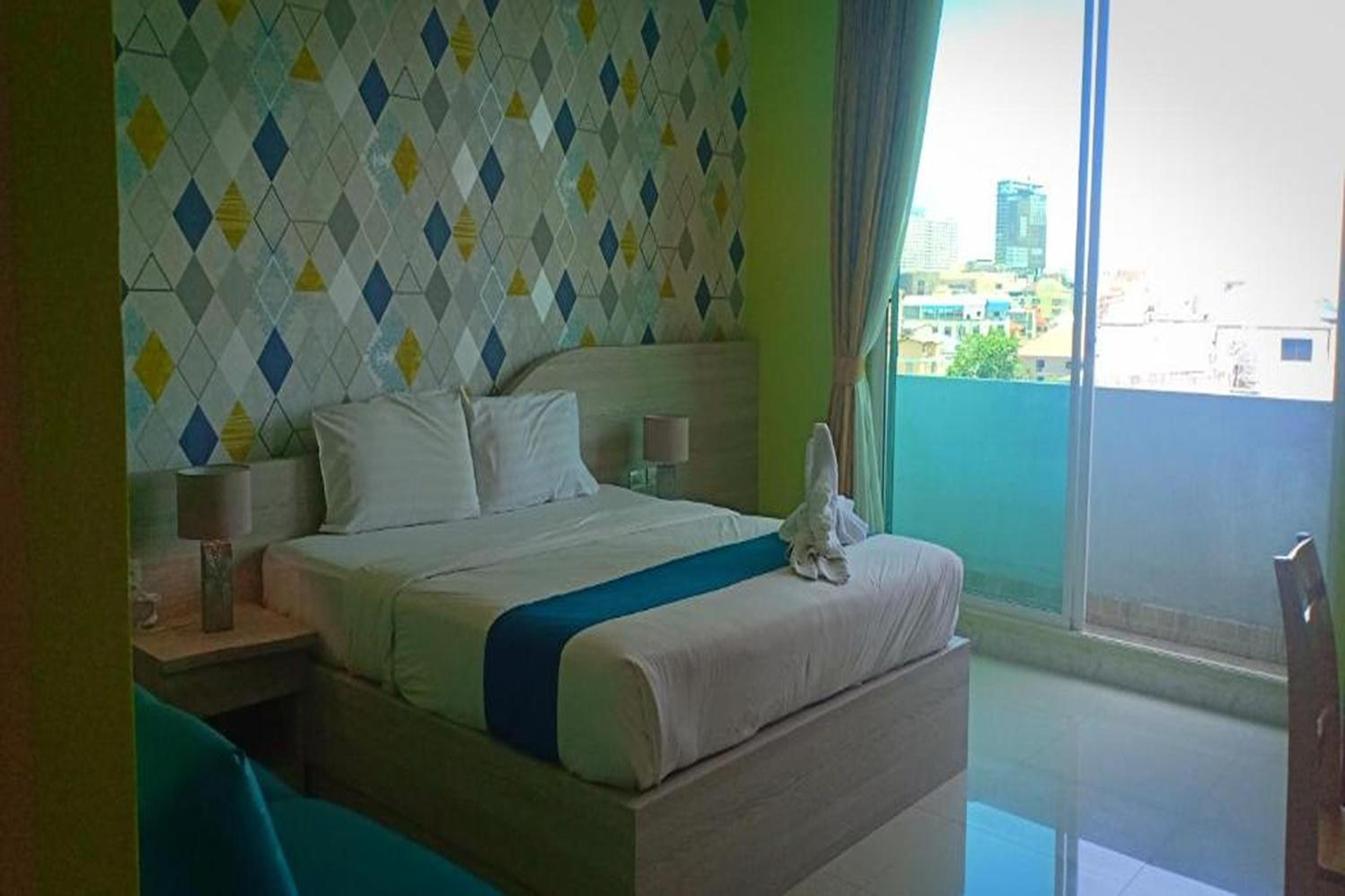 Deluxe Double Room with Balcony - Photo 9