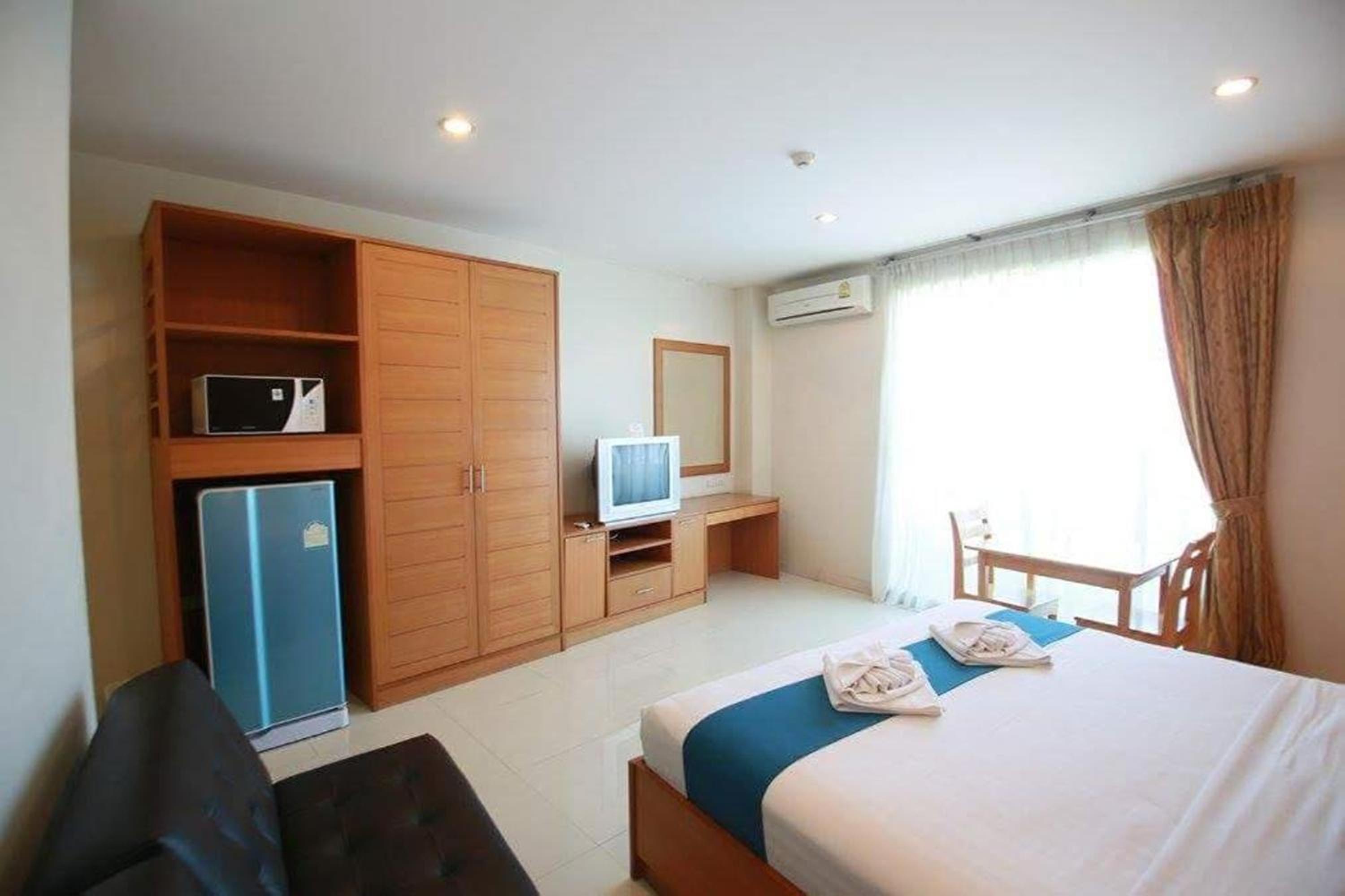 Deluxe Double Room with Balcony - Photo 17