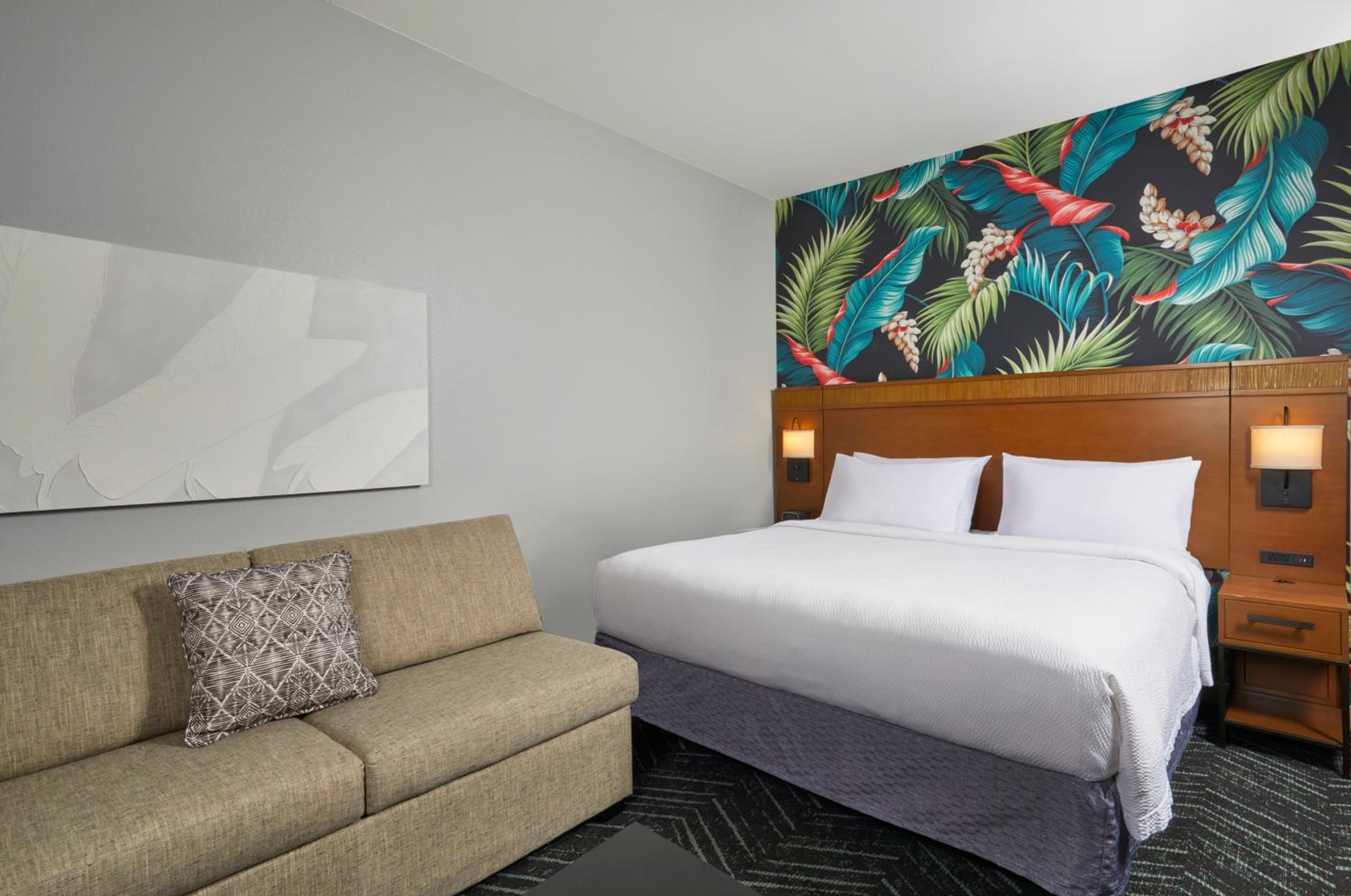 1 King Guest Room w/Sofa Bed