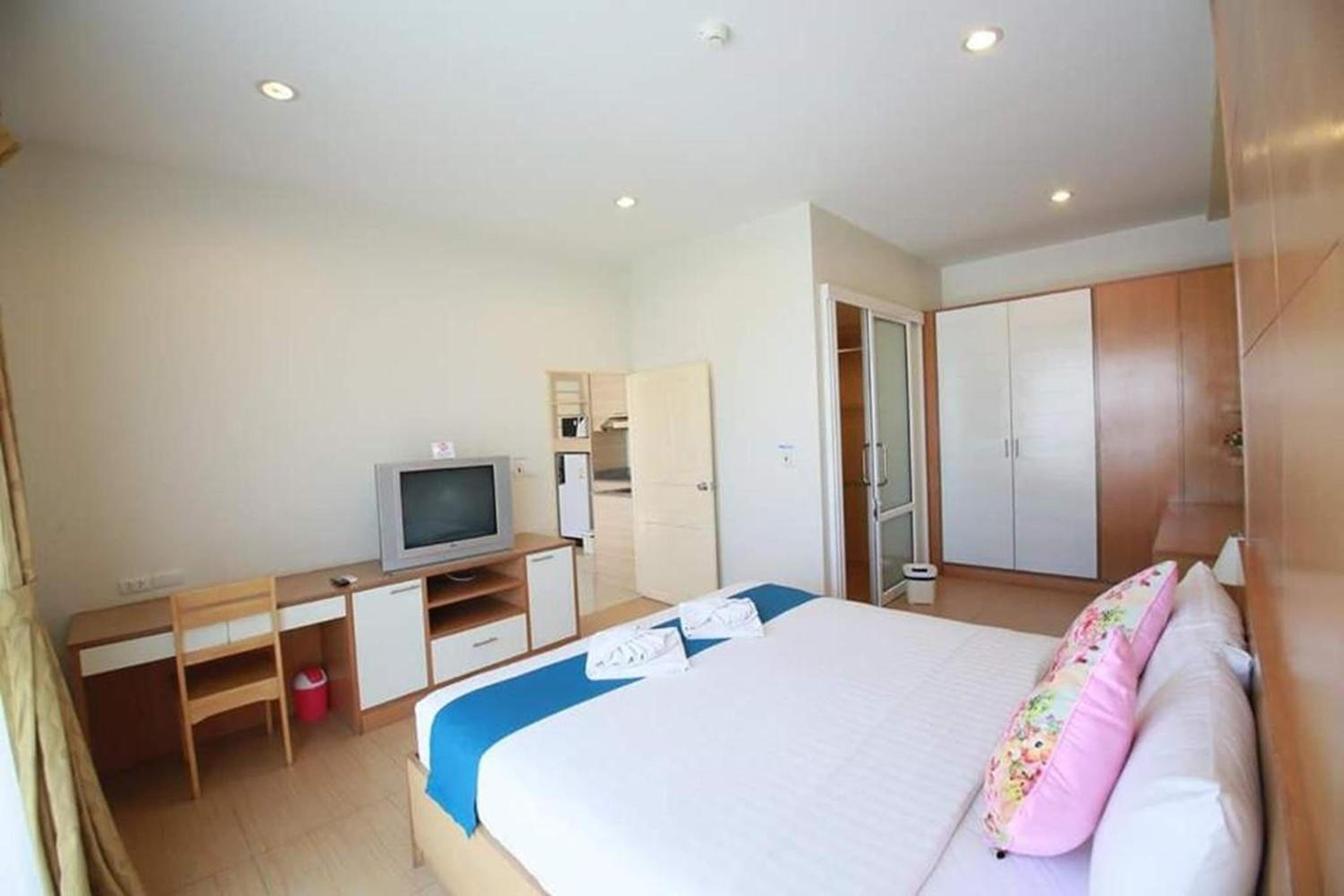 One-Bedroom Suite - Photo 9