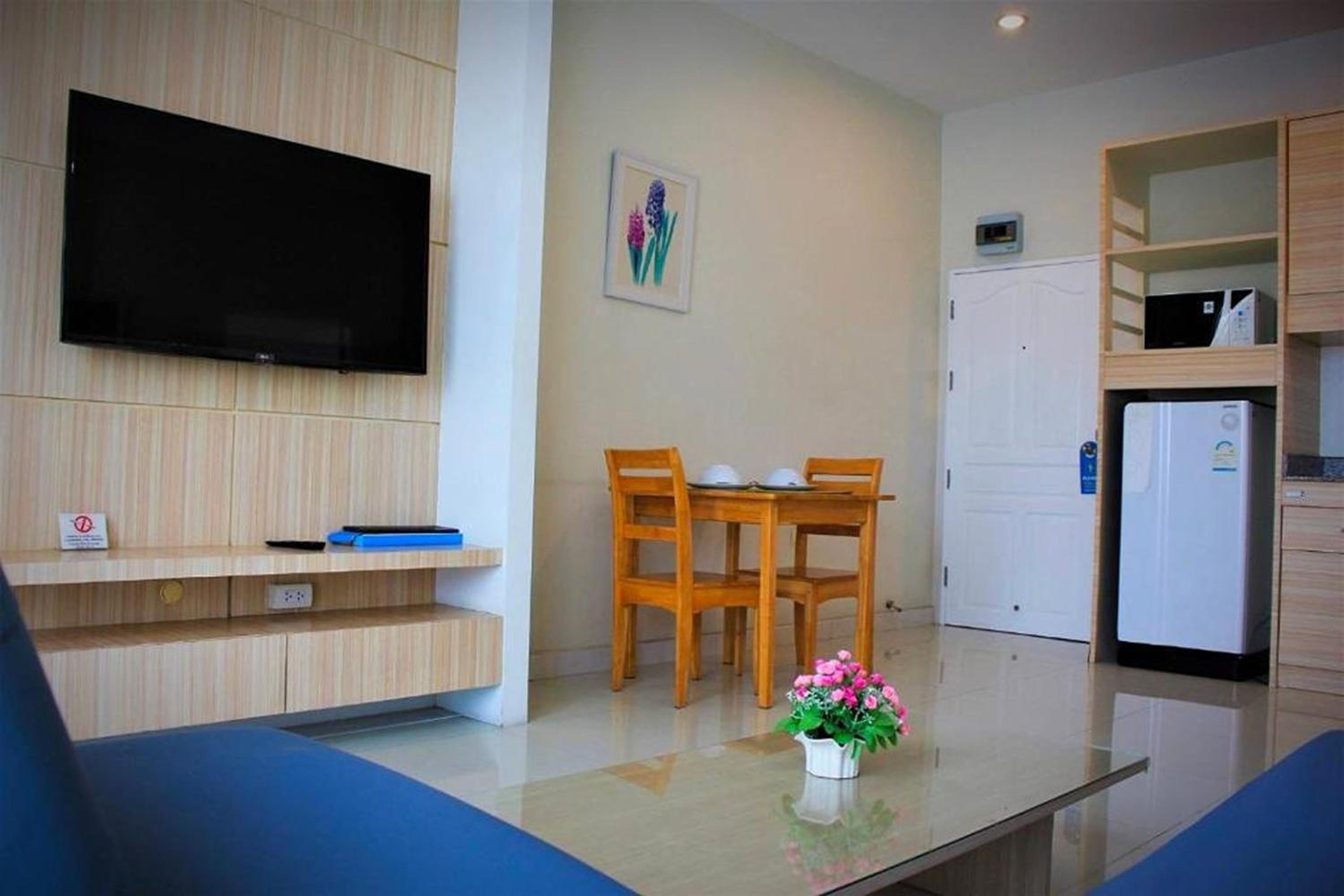 One-Bedroom Suite - Photo 4