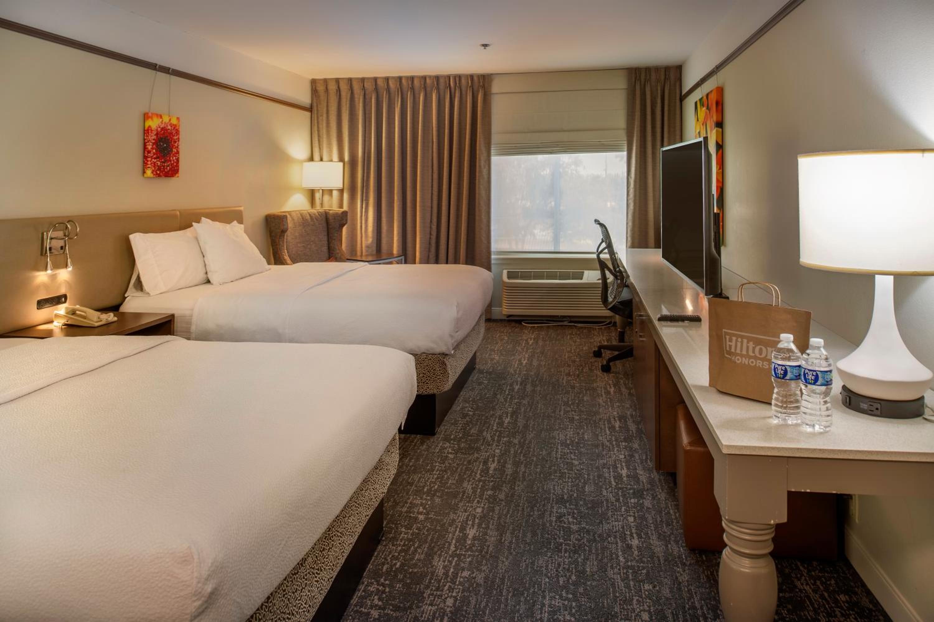 Queen Room with Two Queen Beds - Photo 2