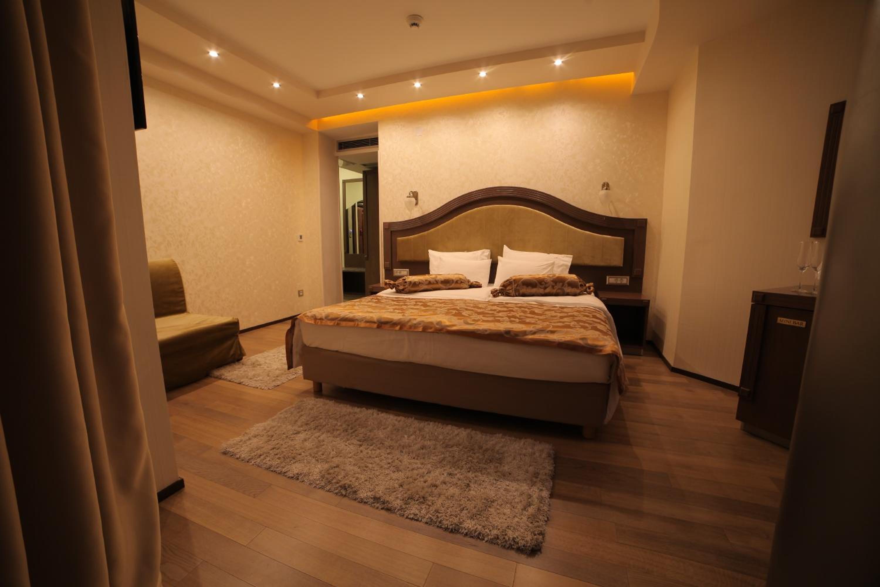 Double or Twin Room with Balcony and Lake View - Photo 10