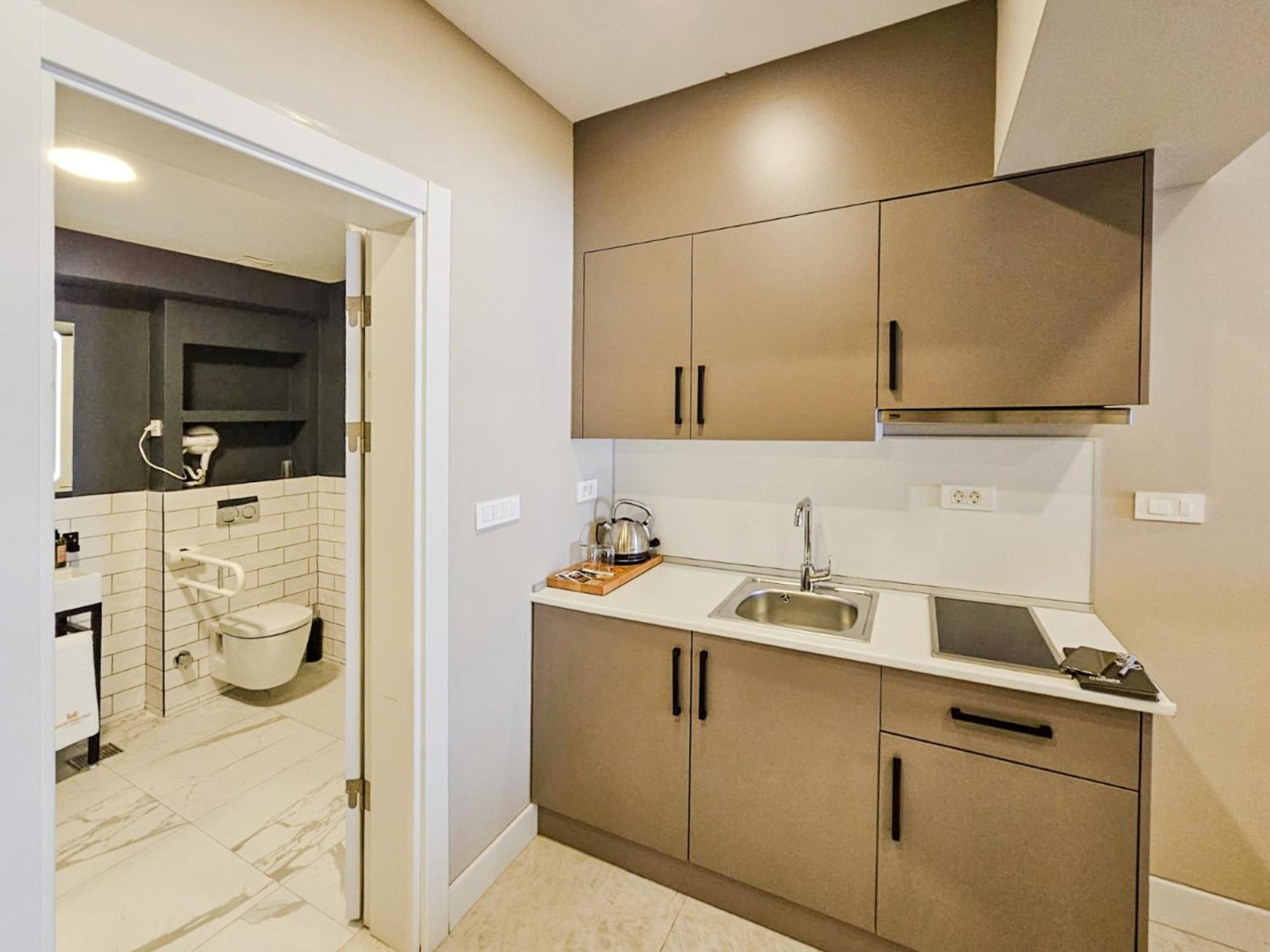 Corner Room with Seaview - Direct Access to Pool - Photo 4