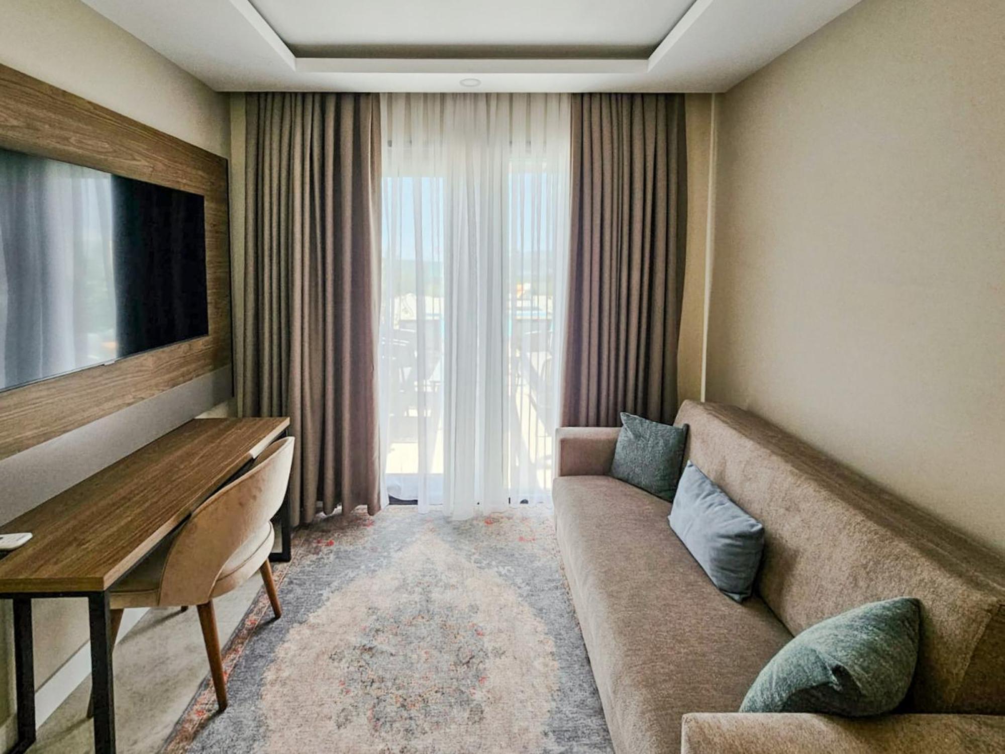Corner Room with Seaview - Direct Access to Pool - Photo 3