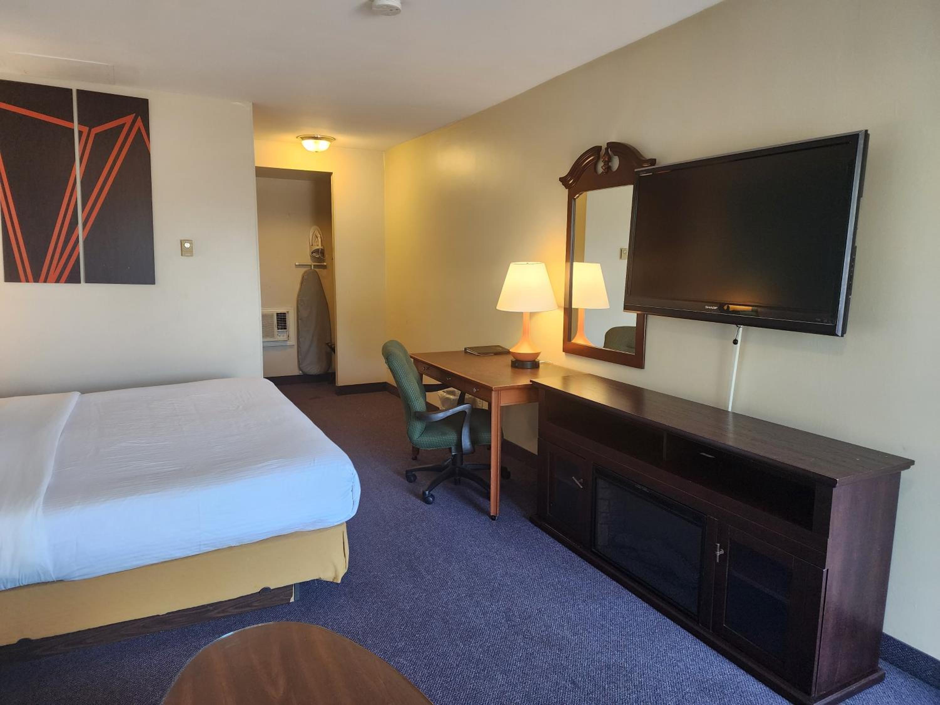 Executive King Room - Non-Smoking - Photo 2