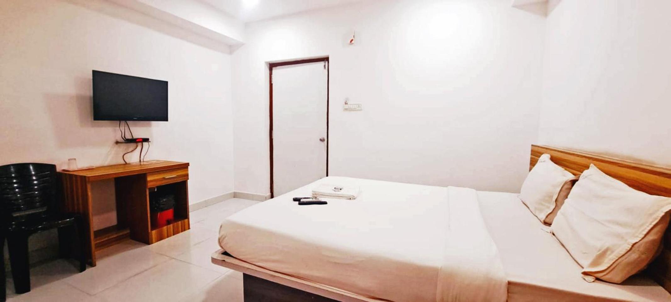 Standard Double Room with Fan - Photo 1